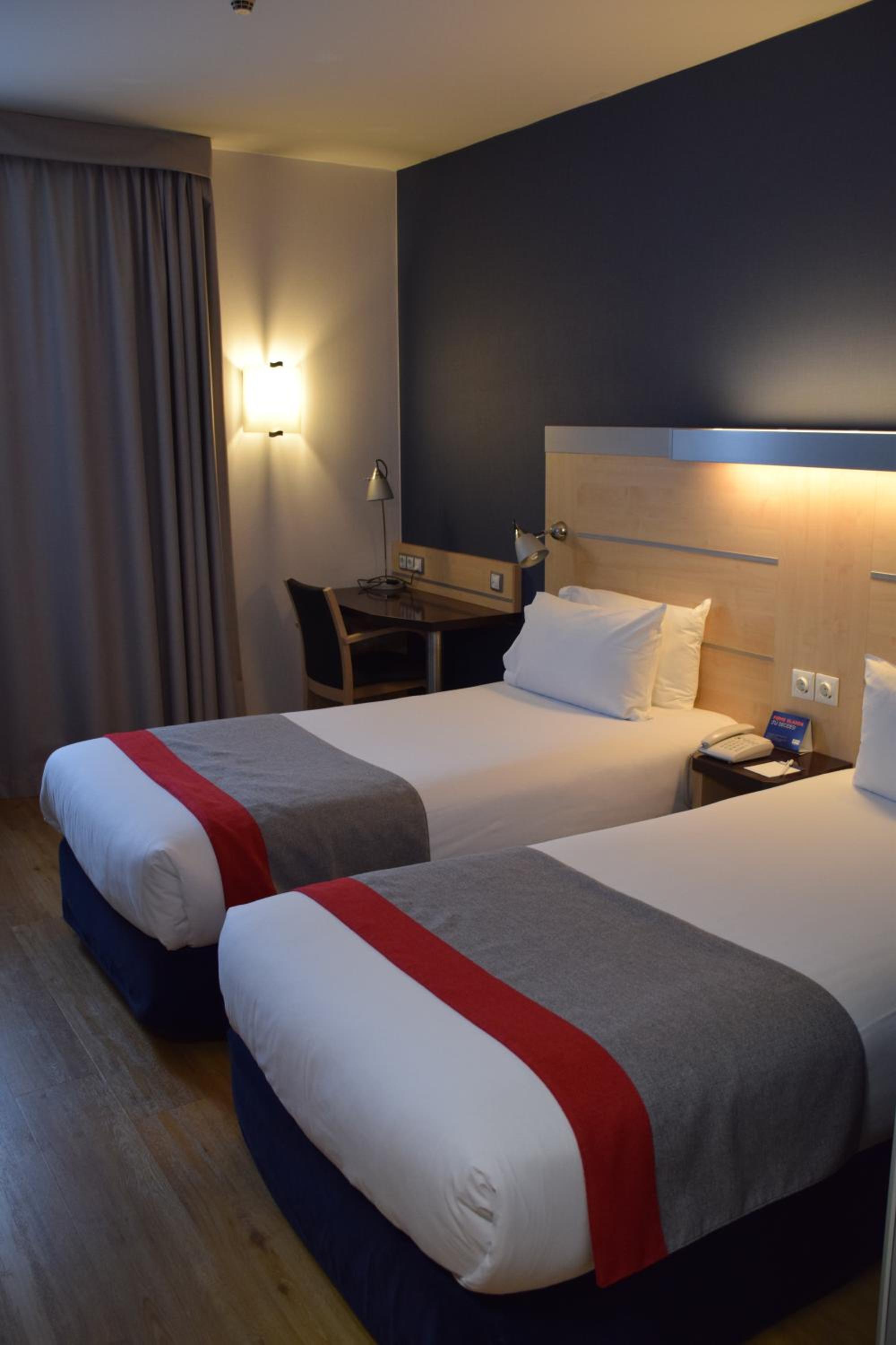 Standard Room with Free Breakfast - Photo 7