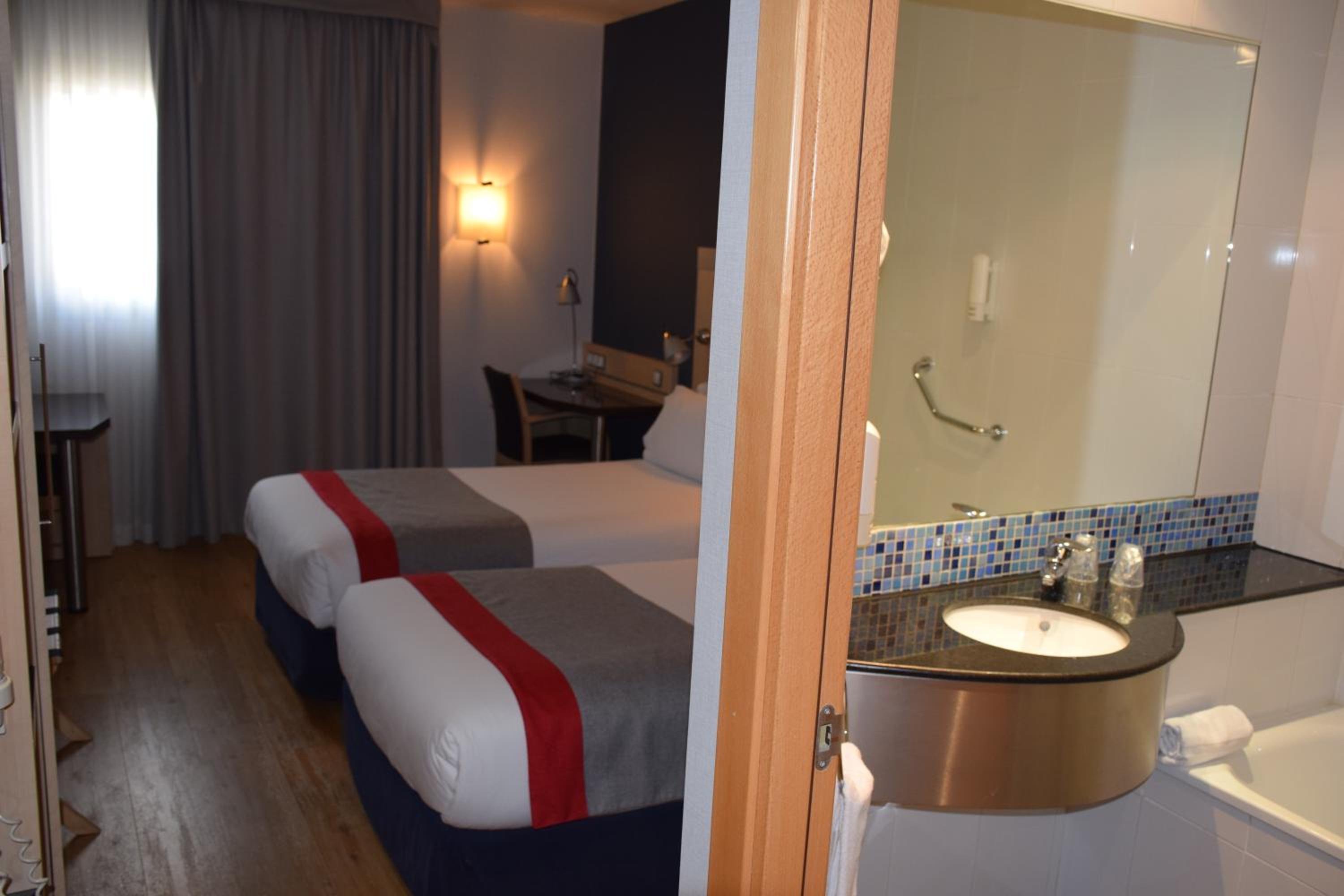 Standard Room with Free Breakfast - Photo 6