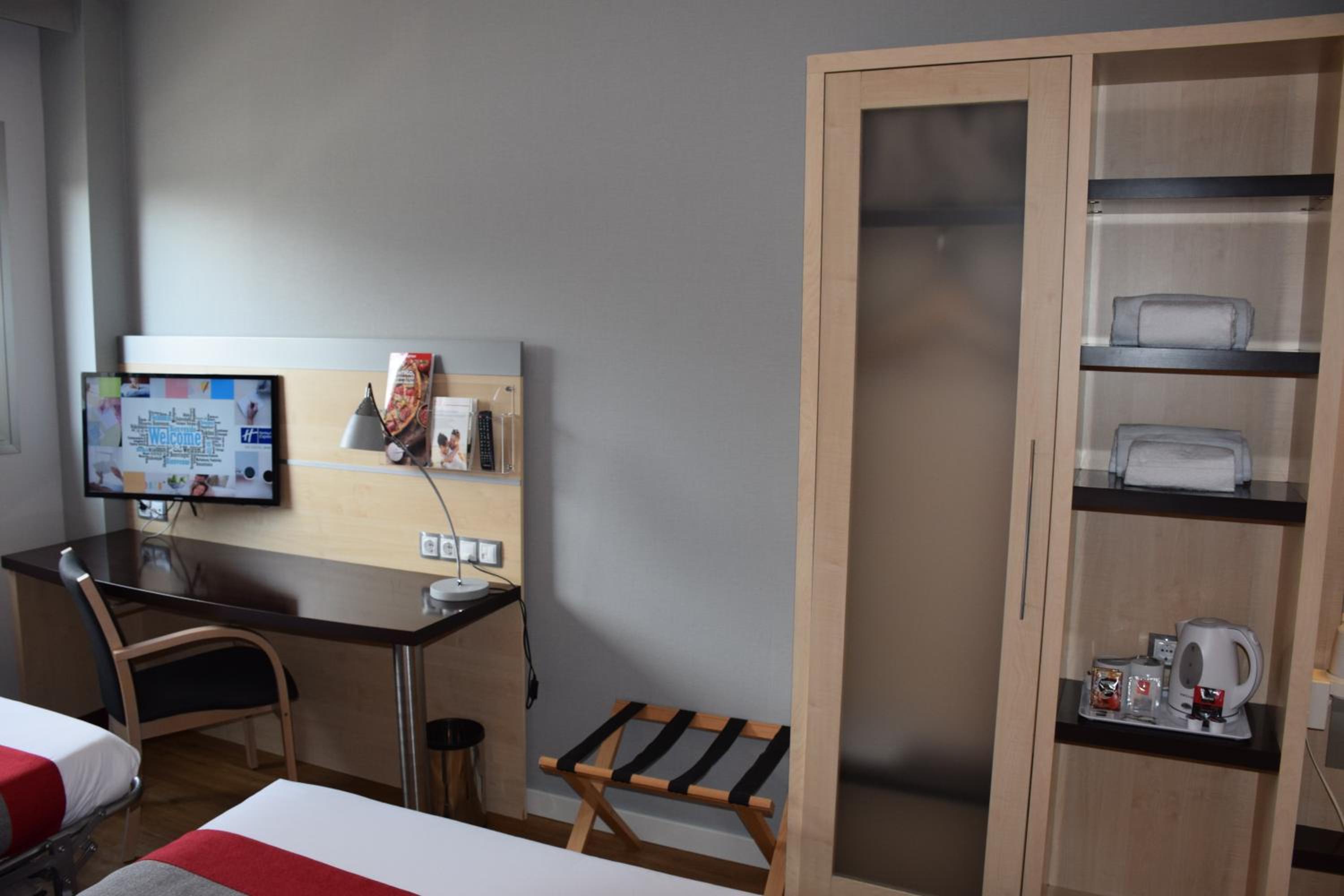 Standard Queen Room with Sofa Bed - Photo 10