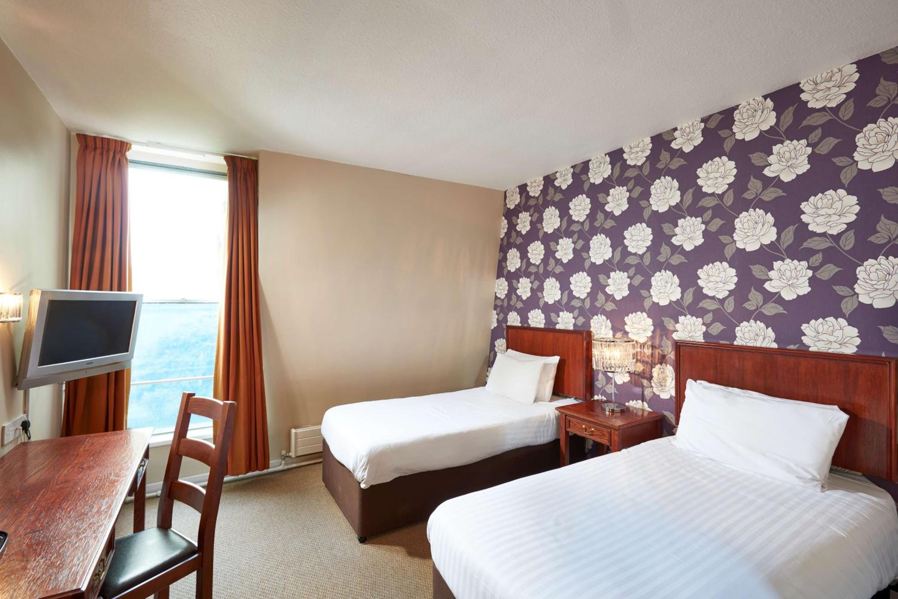 Double Room with Two Single Beds and View - Non-Smoking - Photo 3