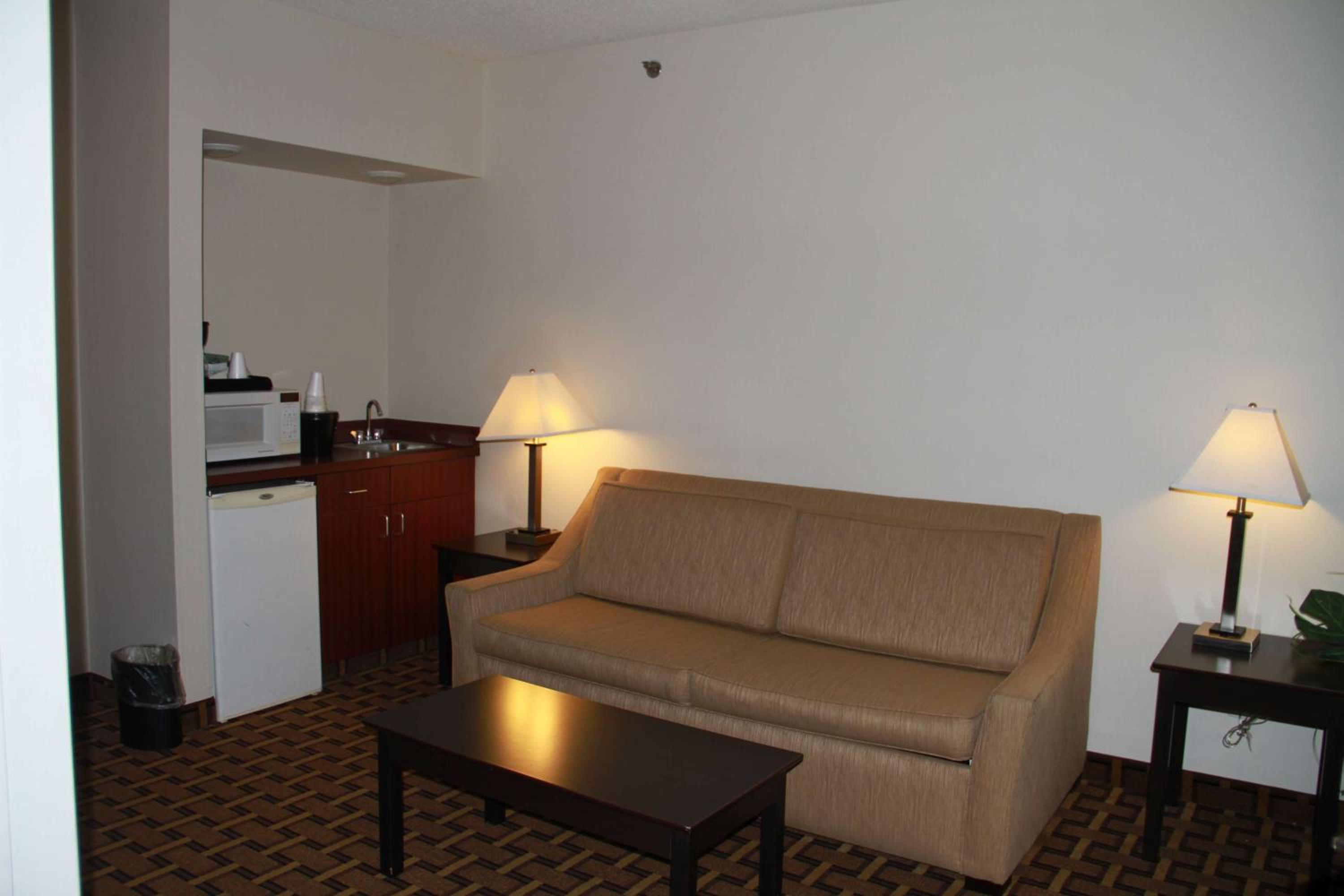 Queen Suite with Two Queen Beds - Non-Smoking - Photo 4
