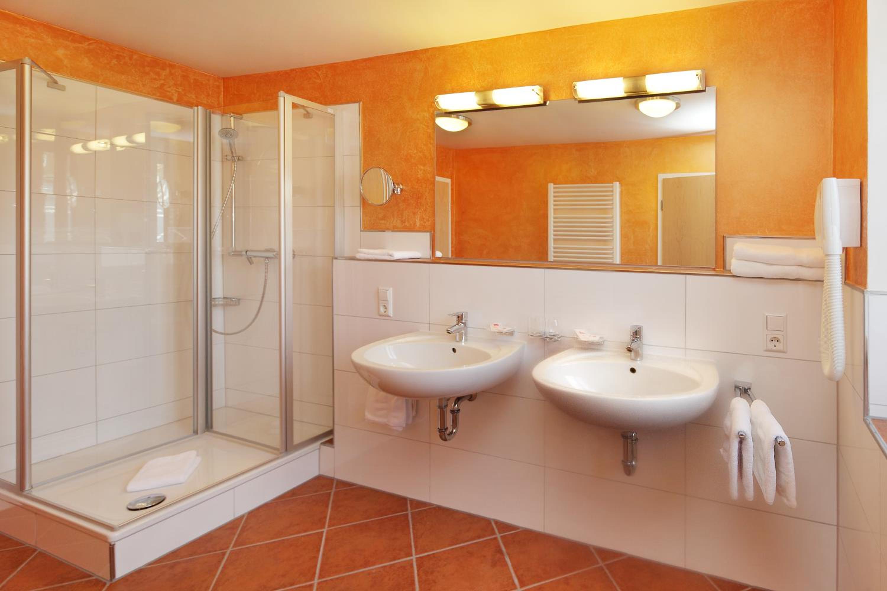 Budget Double Room - Photo 9