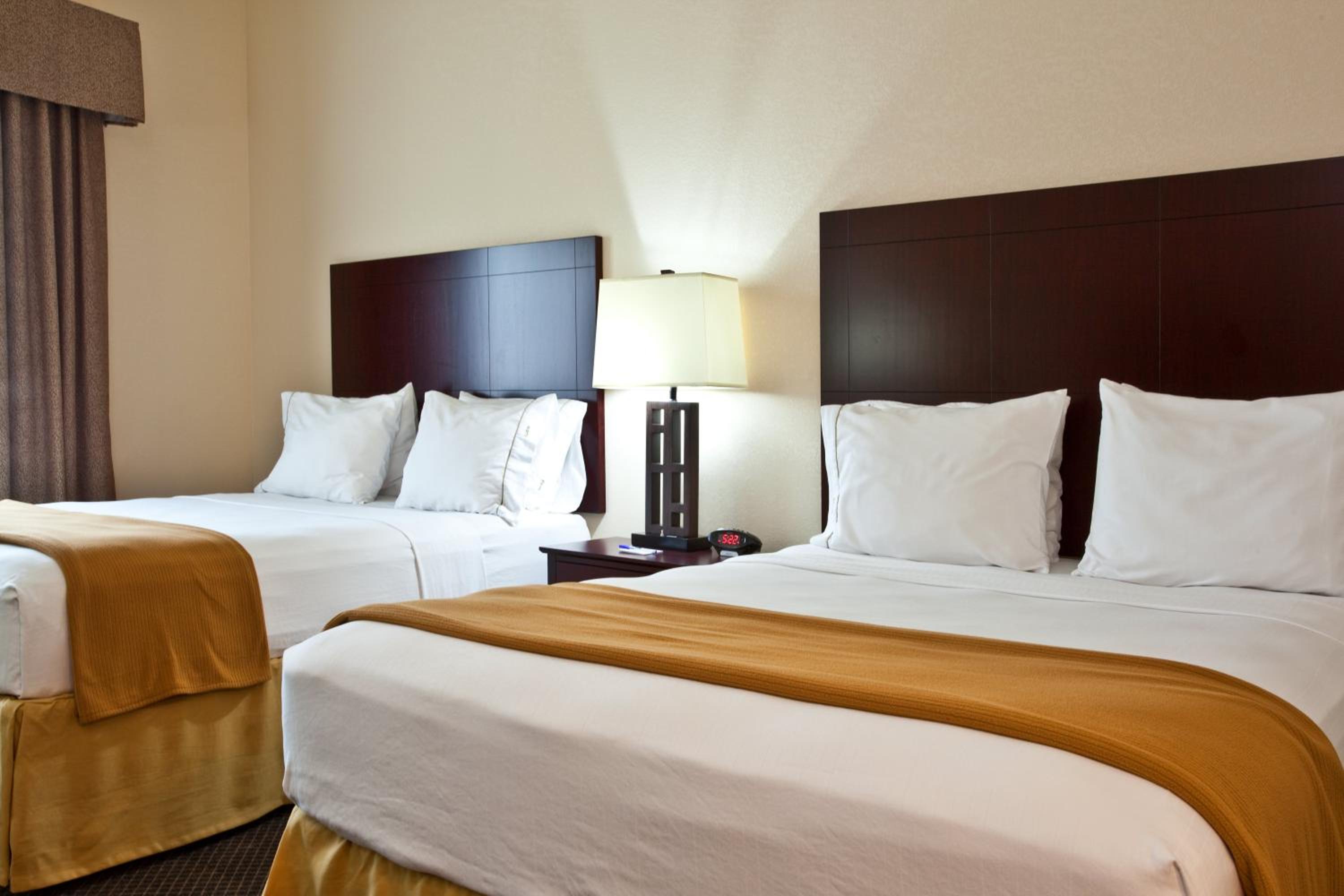 Standard Queen Room with Two Queen Beds and Roll-In Shower - Mobility Access photo 3