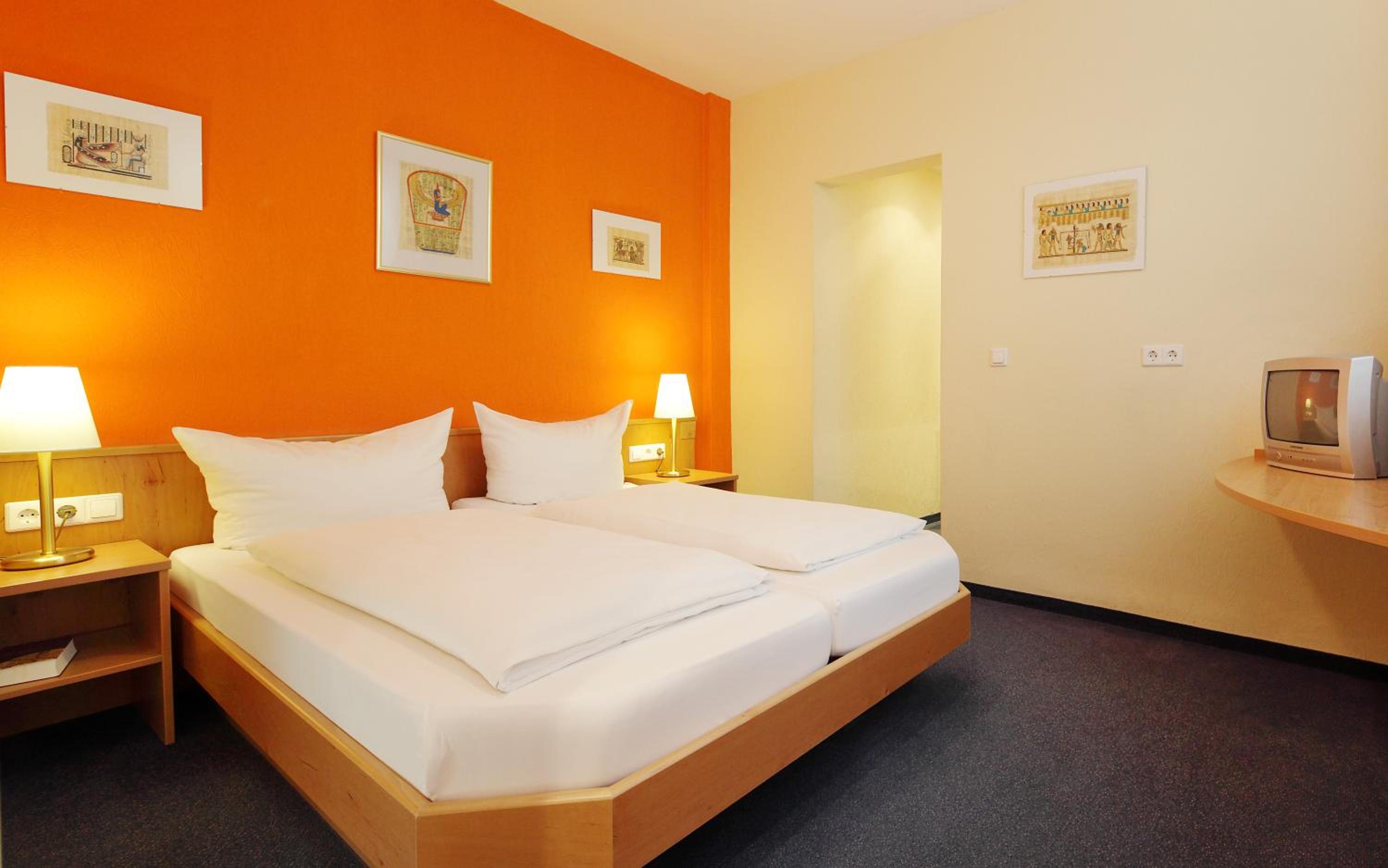 Budget Double Room - Photo 8