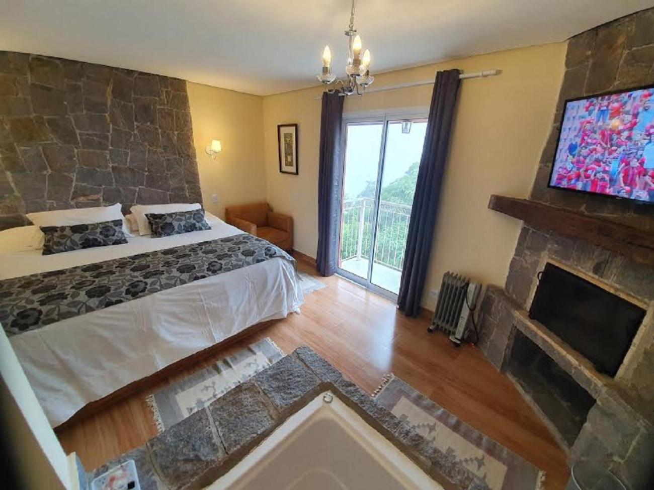 Chalet Superior with Spa Bath and Fireplace photo 2