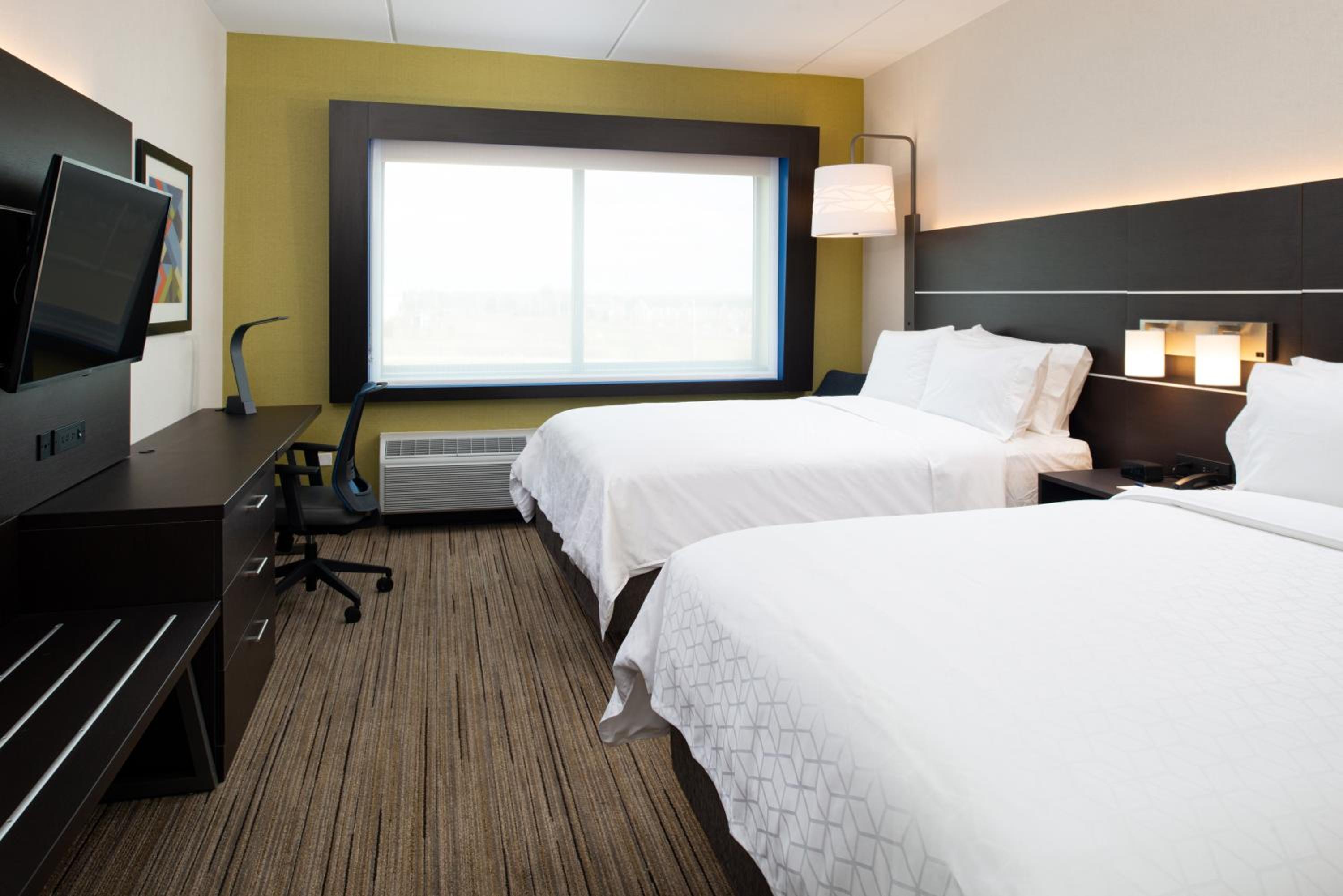 Standard Room with Two Queen Beds - Photo 4