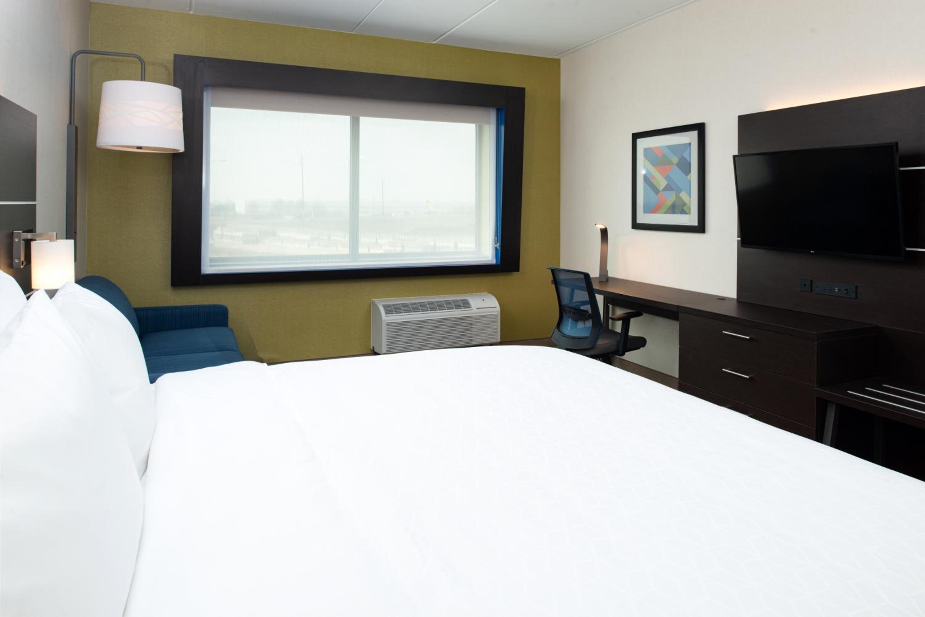 Standard King Room with Sofa Bed - Photo 1