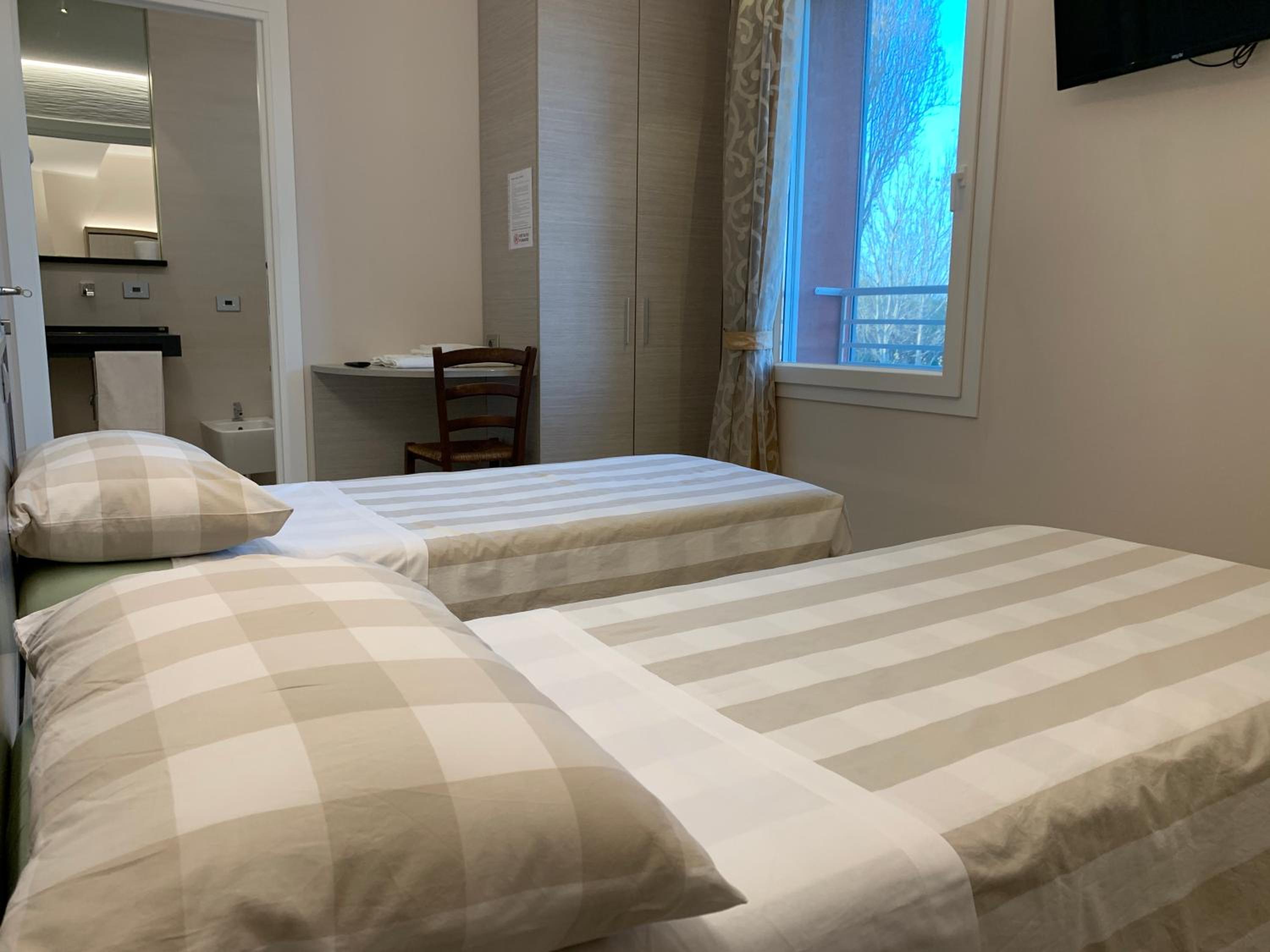 Deluxe Double or Twin Room - Photo 6