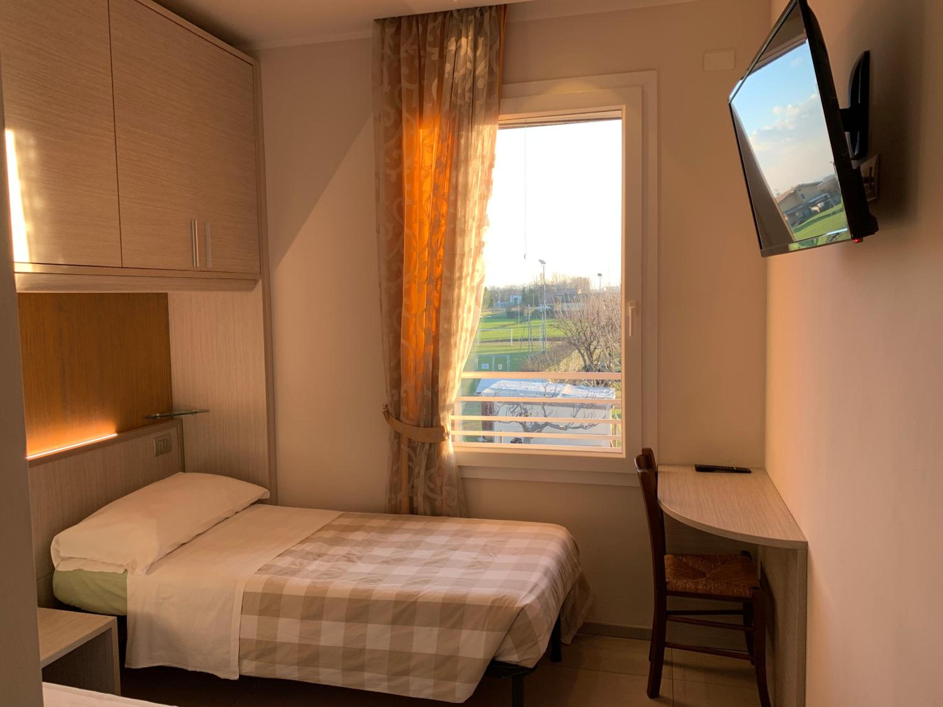 Deluxe Double or Twin Room - Photo 2