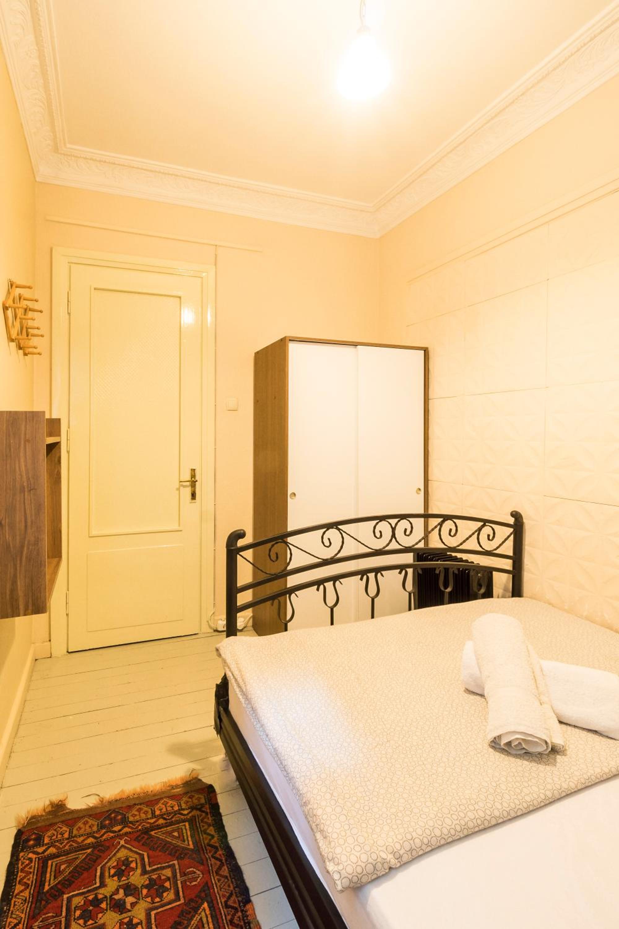 Basic Single Room With Shared Bathroom photo 2