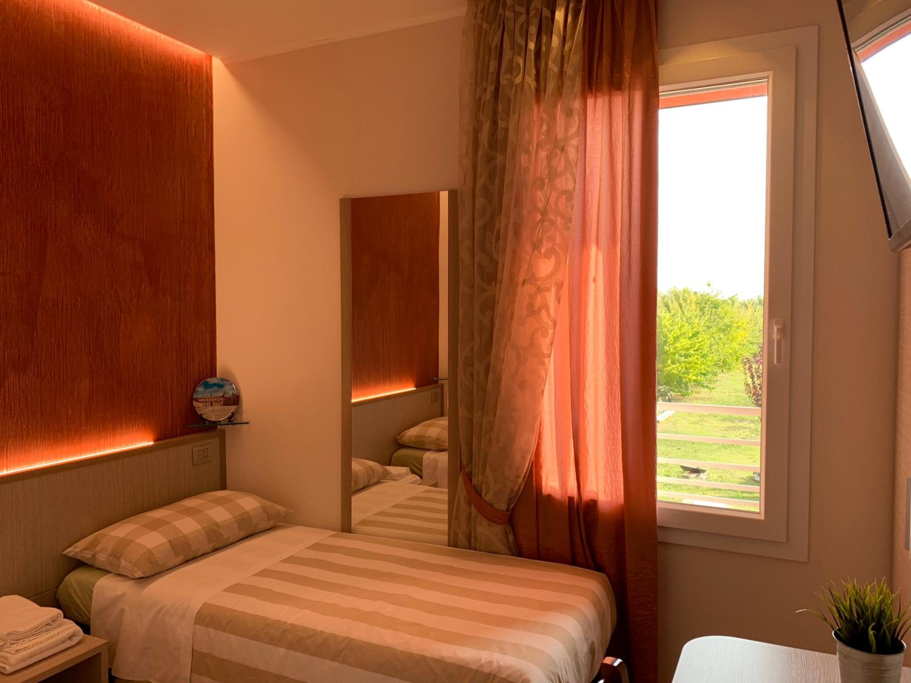 Deluxe Double or Twin Room - Photo 3
