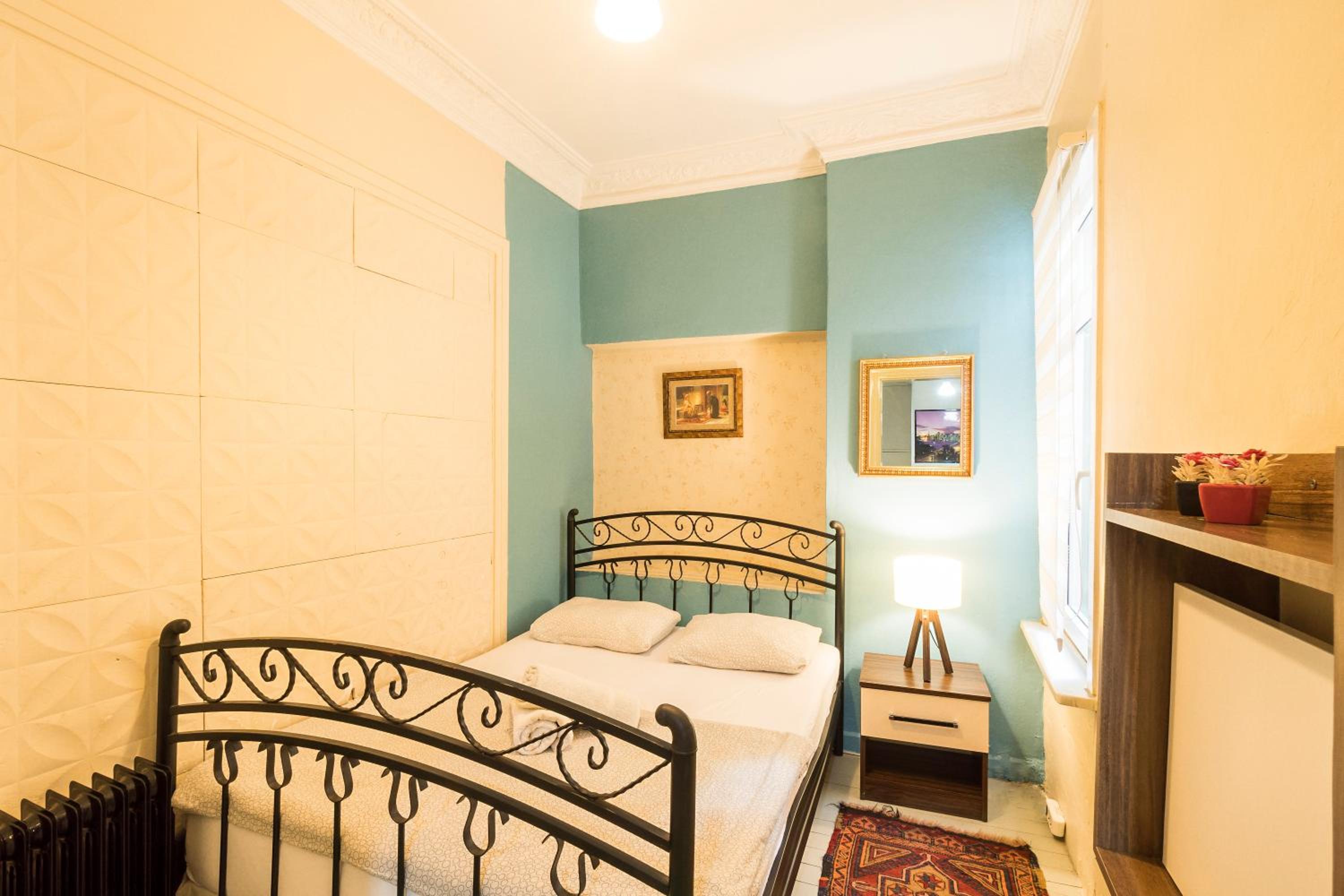 Basic Single Room With Shared Bathroom photo 1
