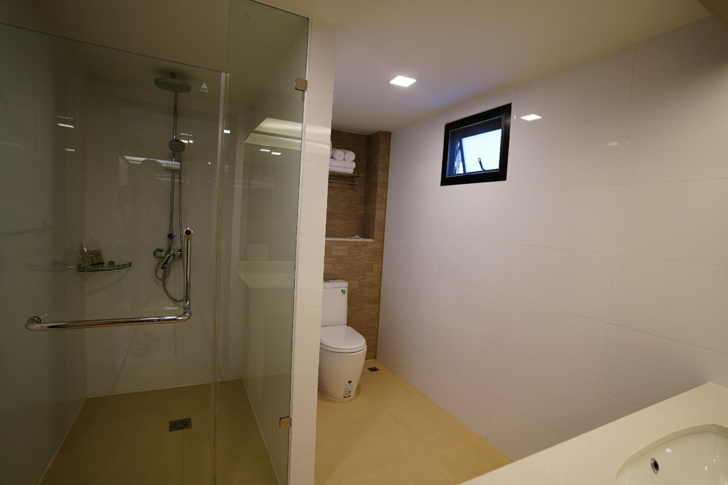 Deluxe Double or Twin Room - Photo 16