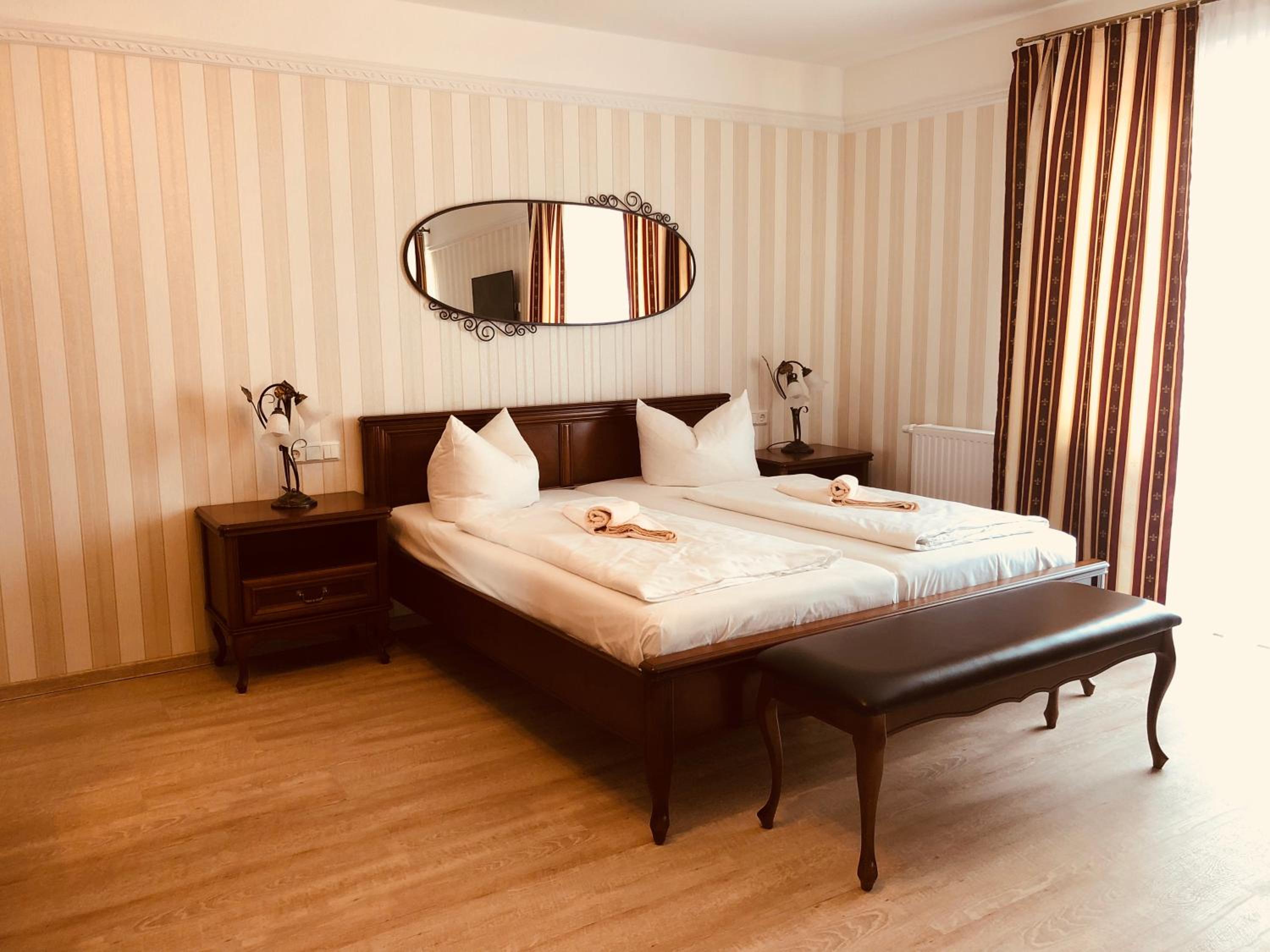 Deluxe Double Room with Shower - Photo 5