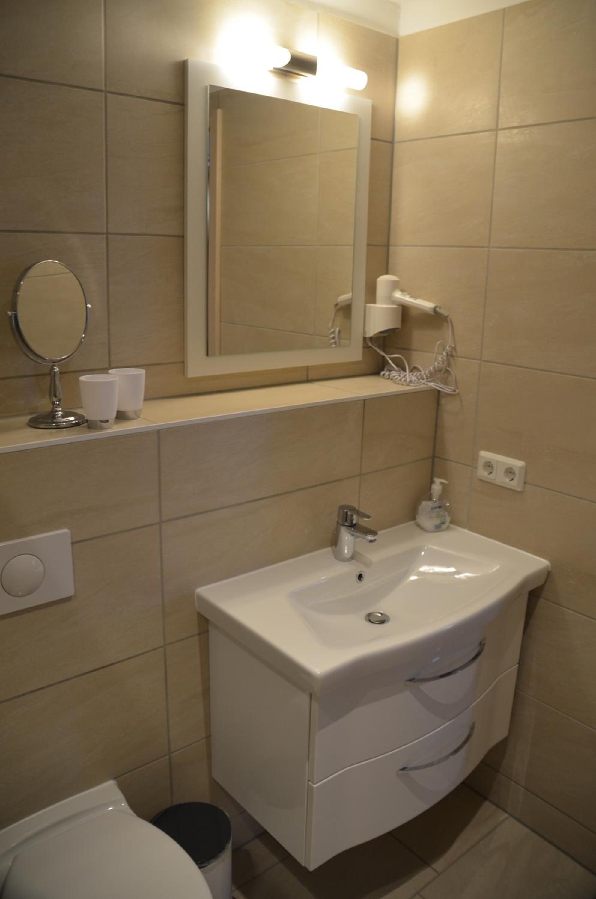Deluxe Double Room with Shower - Photo 8