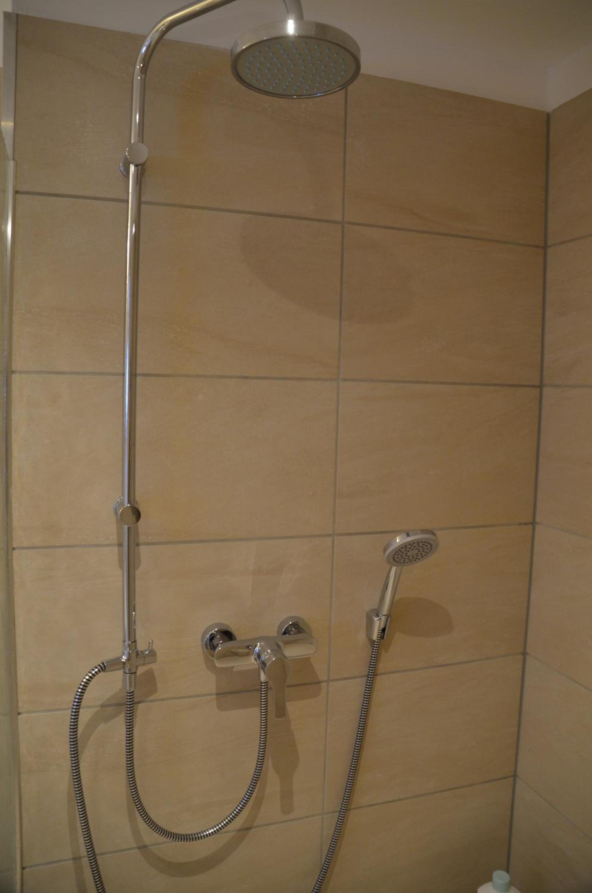 Deluxe Double Room with Shower - Photo 9
