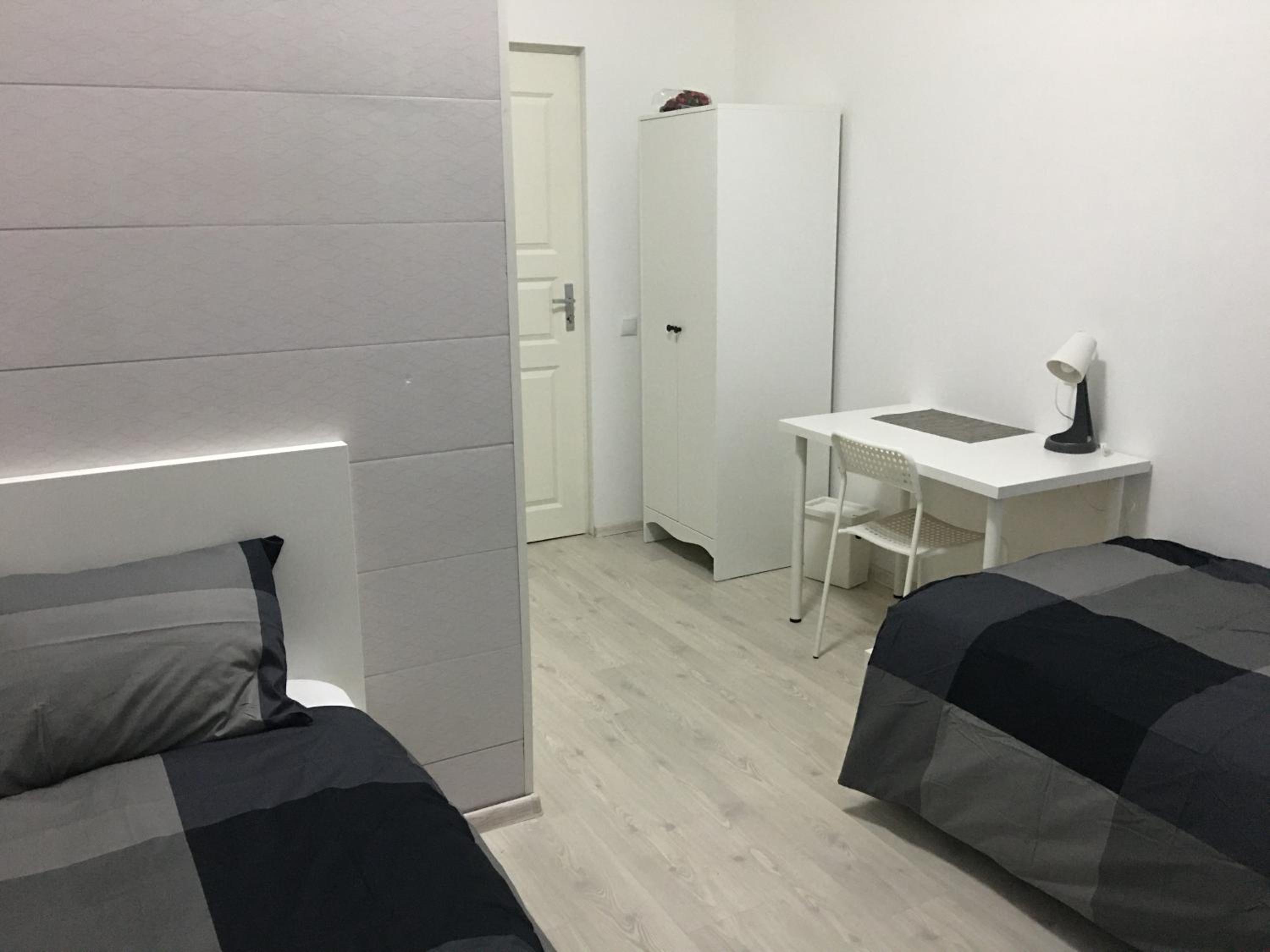Twin Room with Bathroom - Photo 2