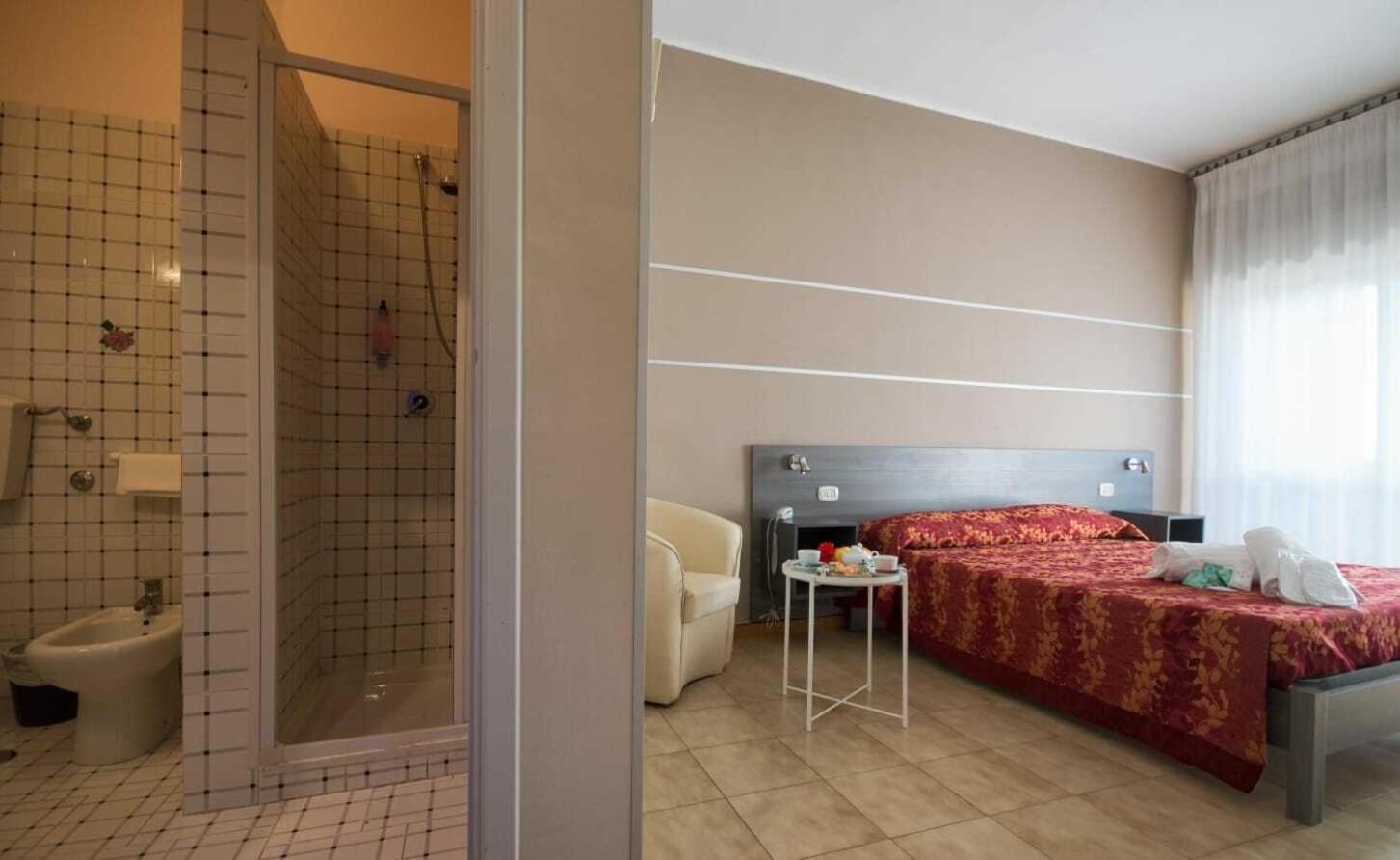 Double or Twin Room with Balcony - Photo 4