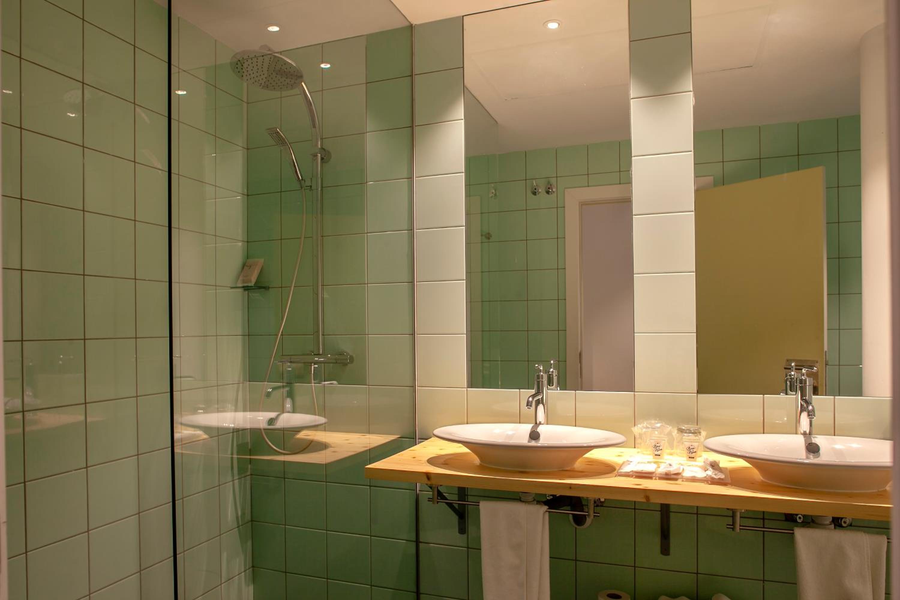 Large Double or Twin Room - Photo 3