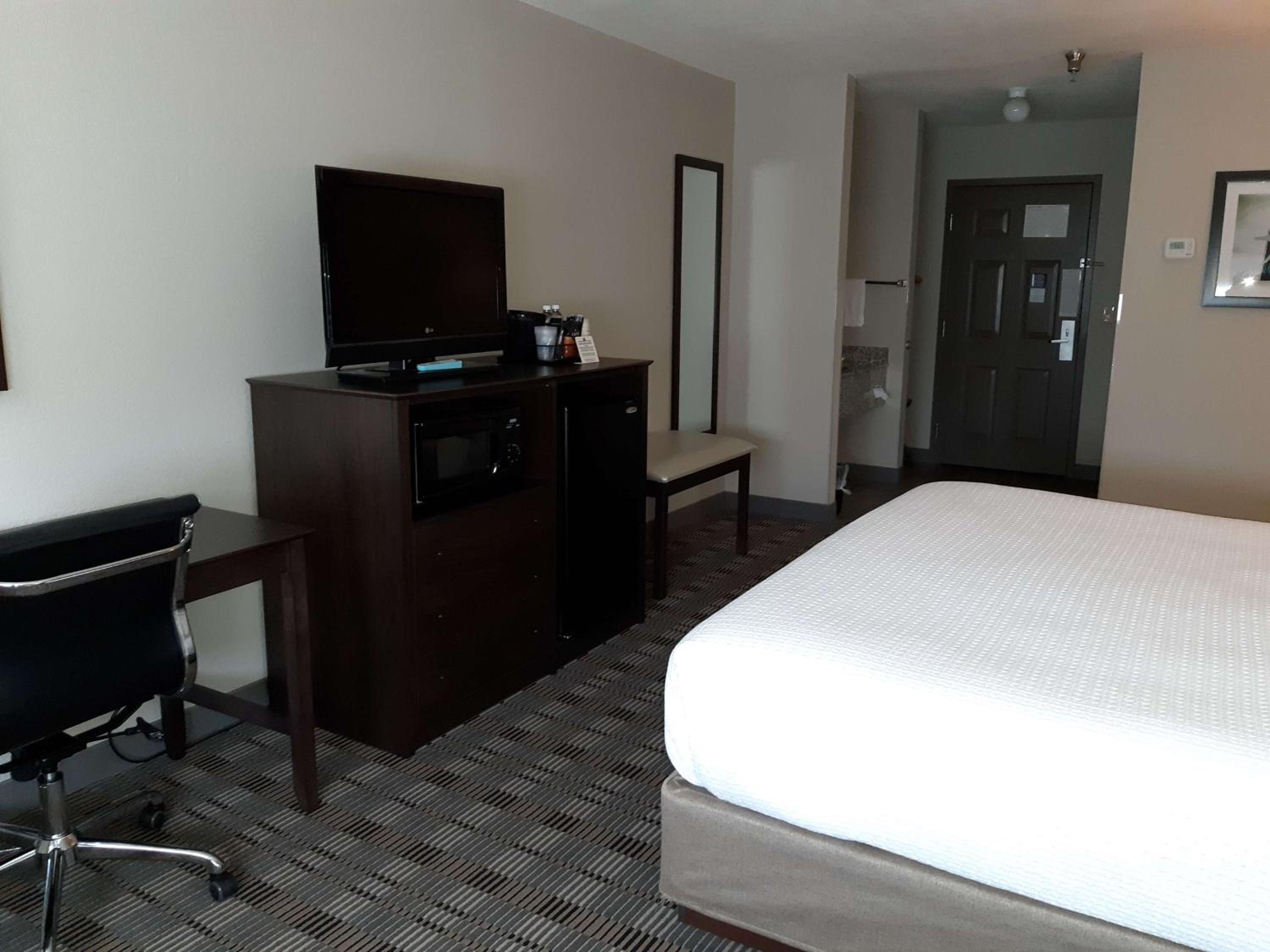 King Room with Roll-In Shower - Mobility Access/Communication Assistance photo 2