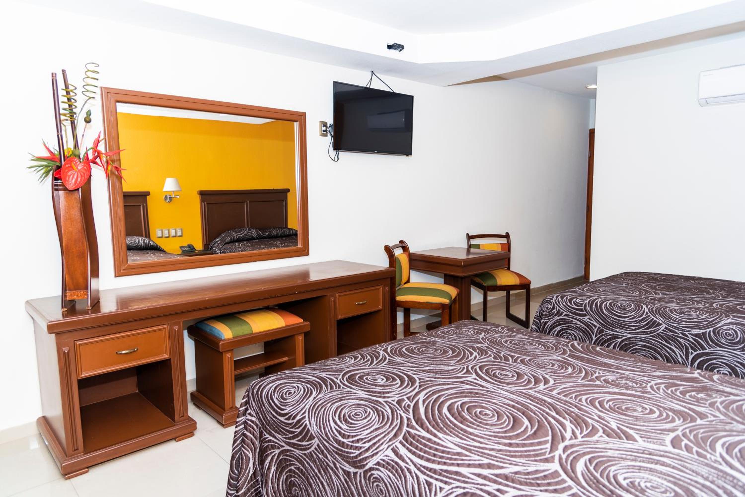 Double Room with Two Double Beds - Photo 2