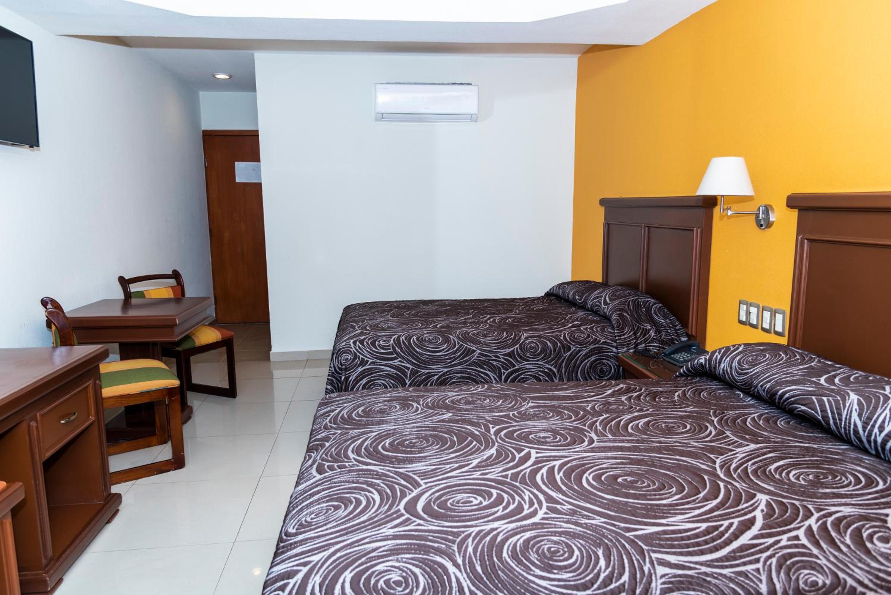 Double Room with Two Double Beds - Photo 12