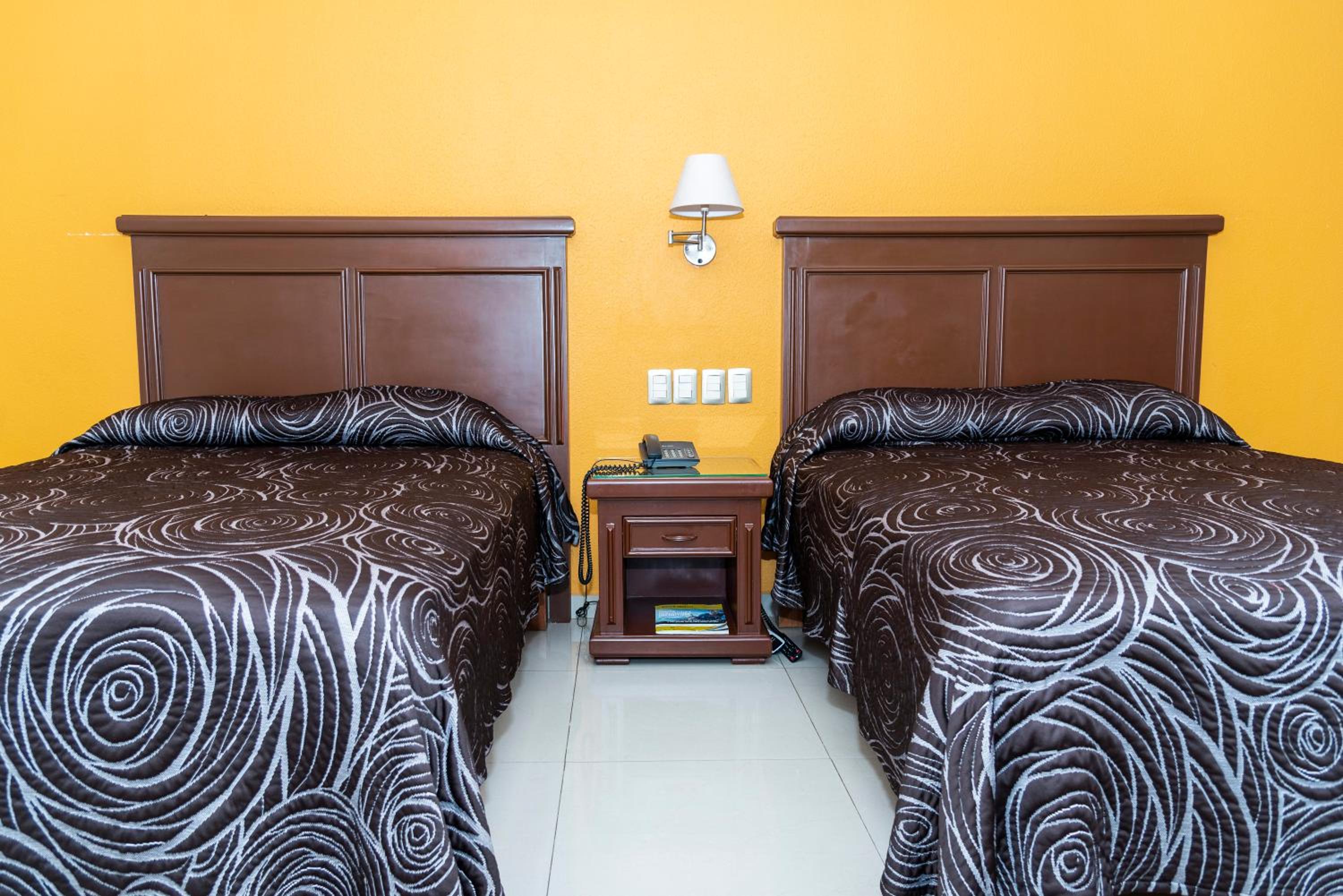 Double Room with Two Double Beds - Photo 11