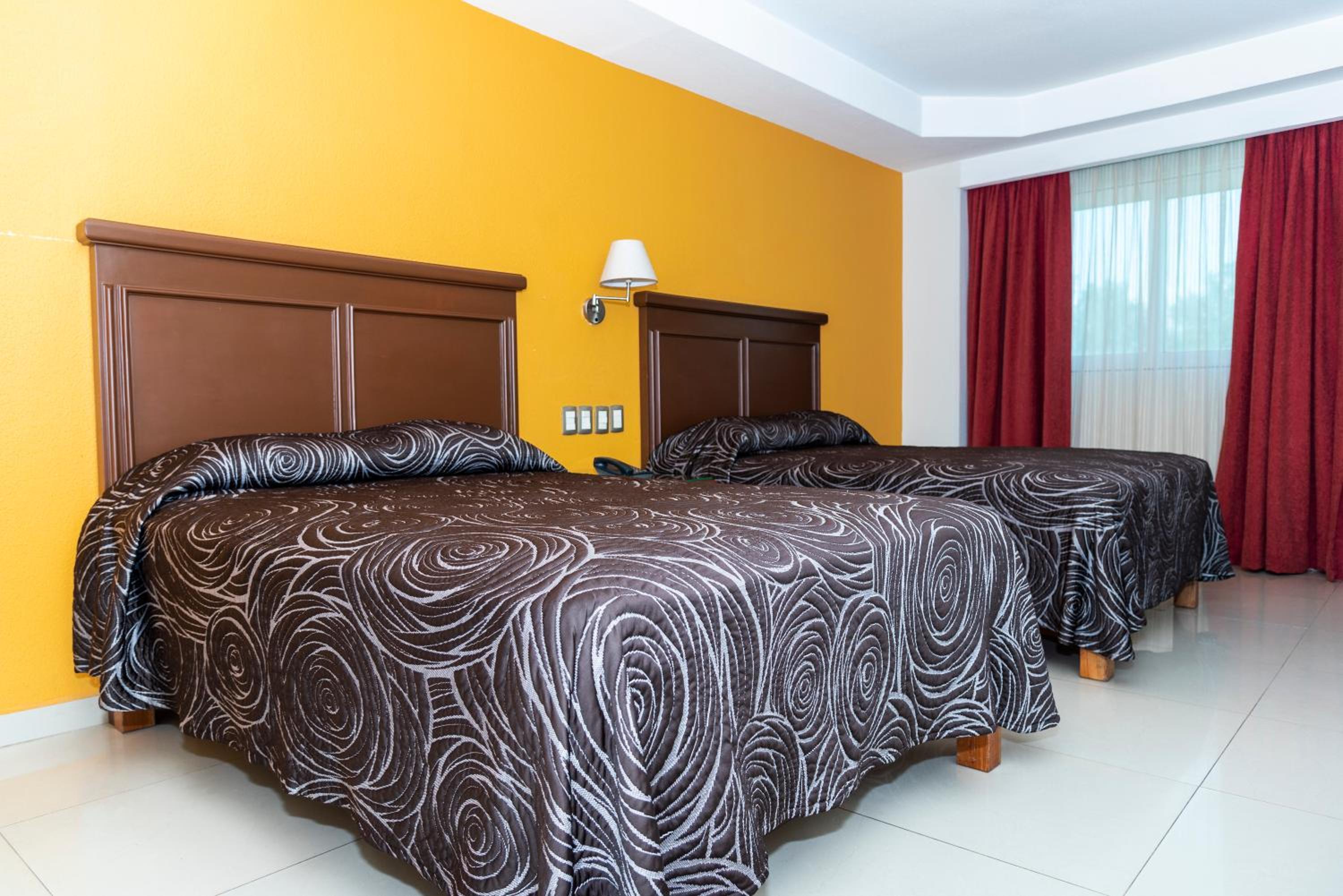 Double Room with Two Double Beds - Photo 10