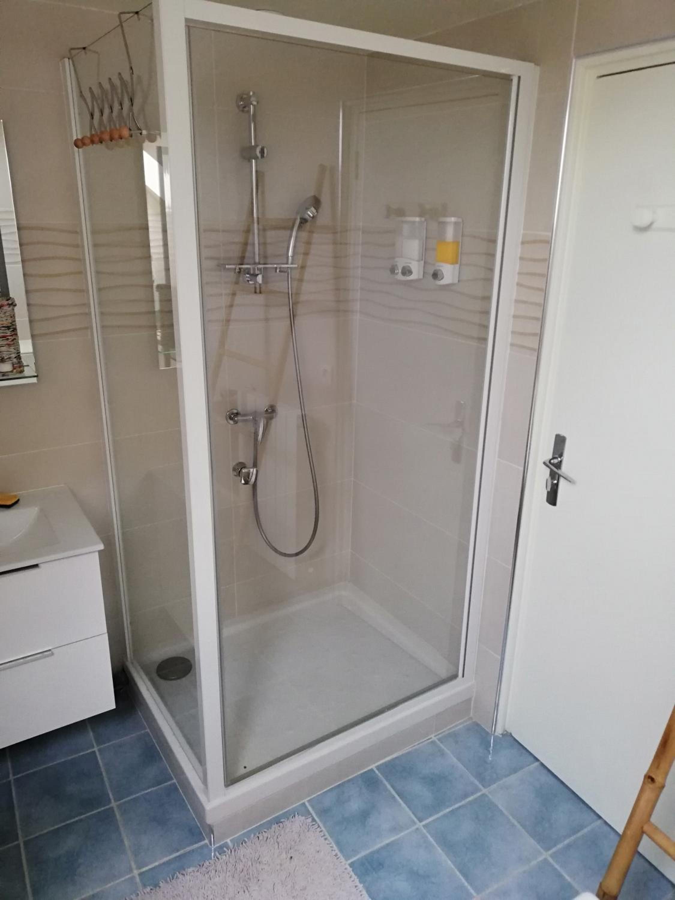 Family Room with Private Bathroom - Photo 11