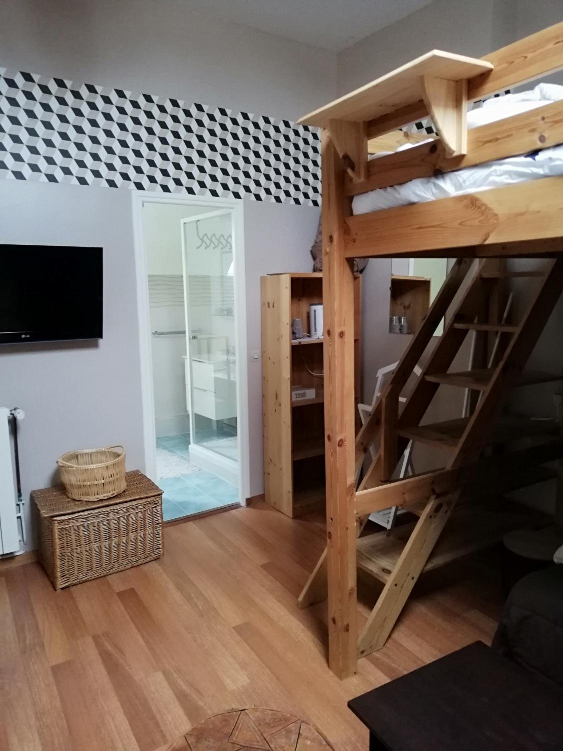 Family Room with Private Bathroom - Photo 9