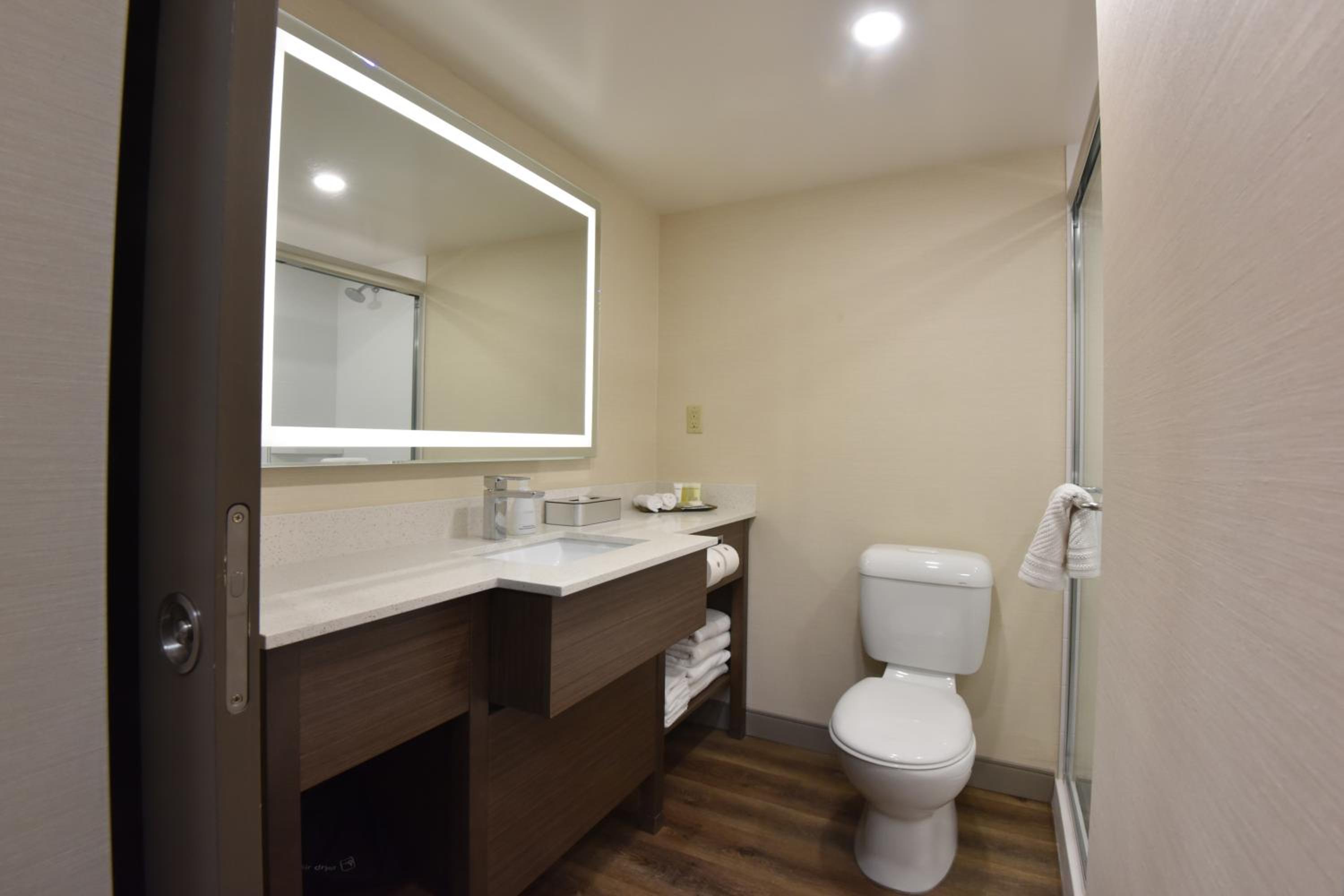 Corporate Floor - Business King Room - Photo 3