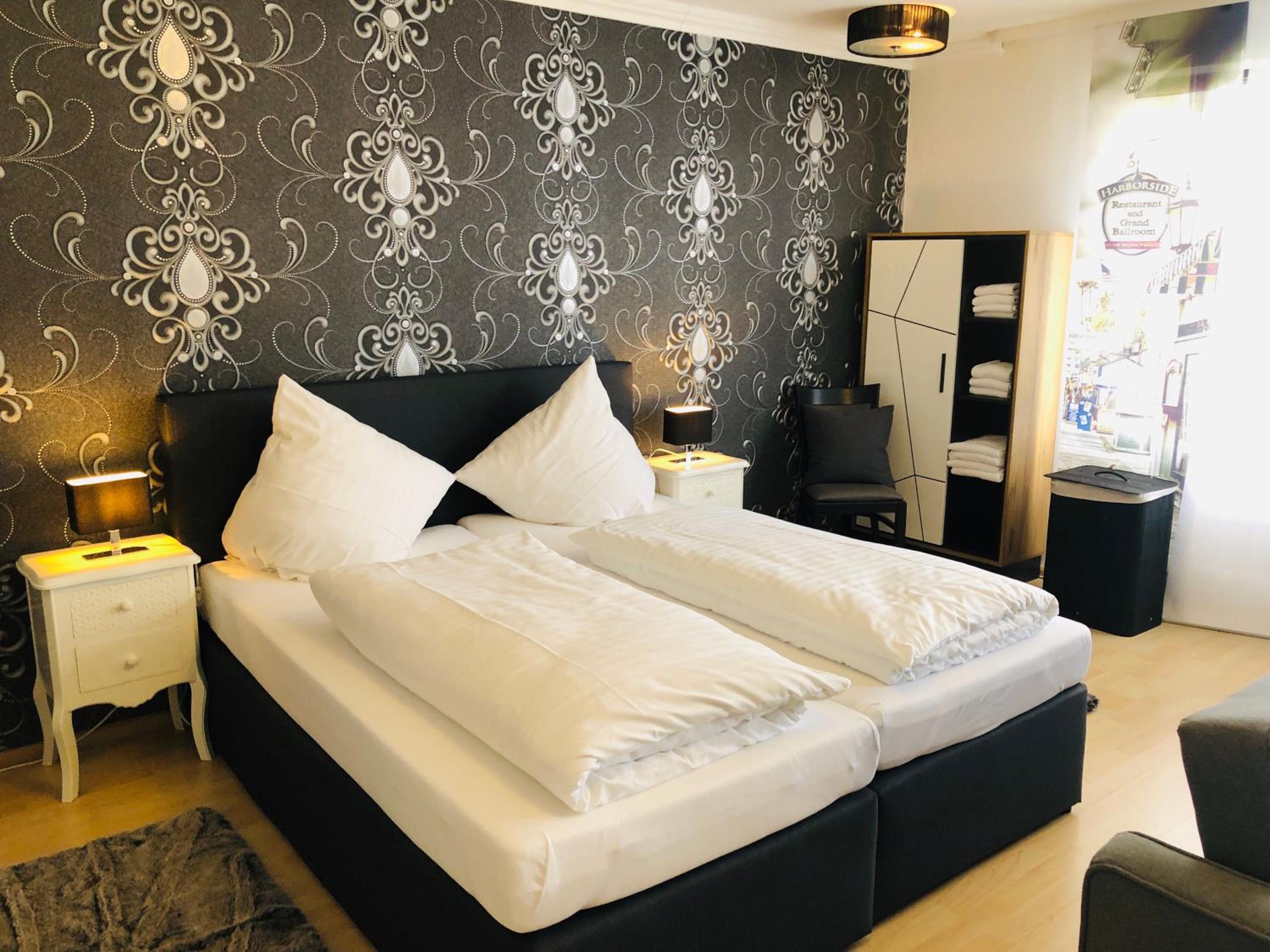 Double Room with Private Bathroom - Photo 16