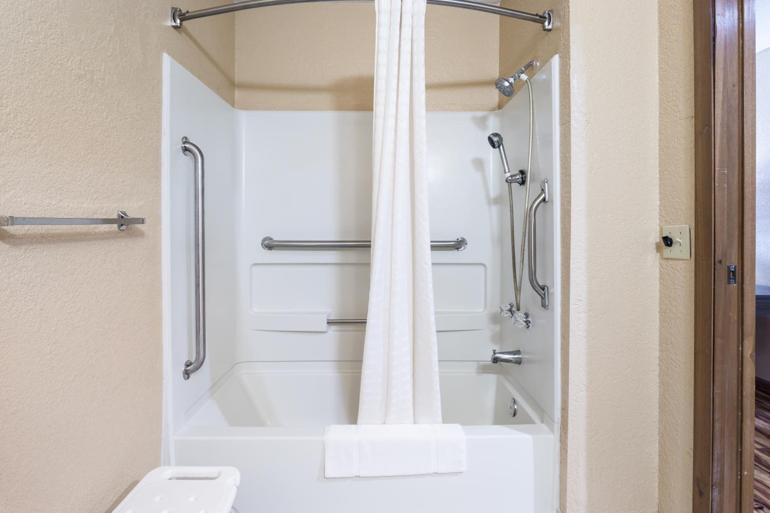 King Room with Tub - Mobility Accessible/Non Smoking - Photo 2