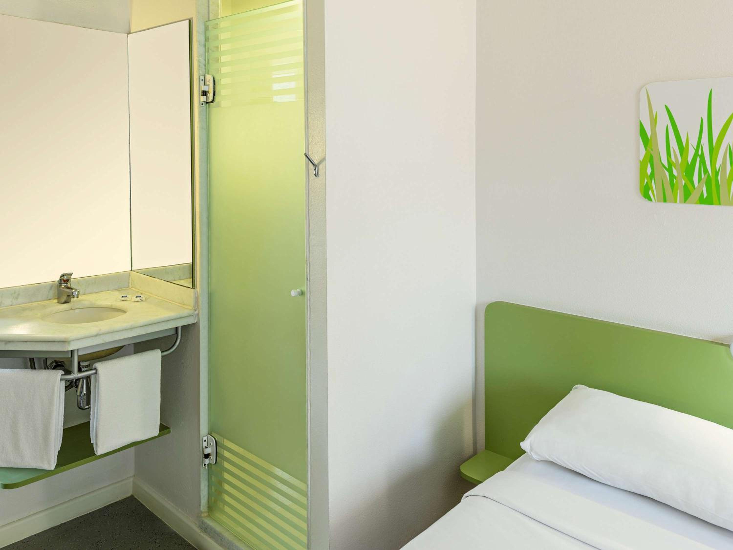 Standard Room with Double Bed photo 3