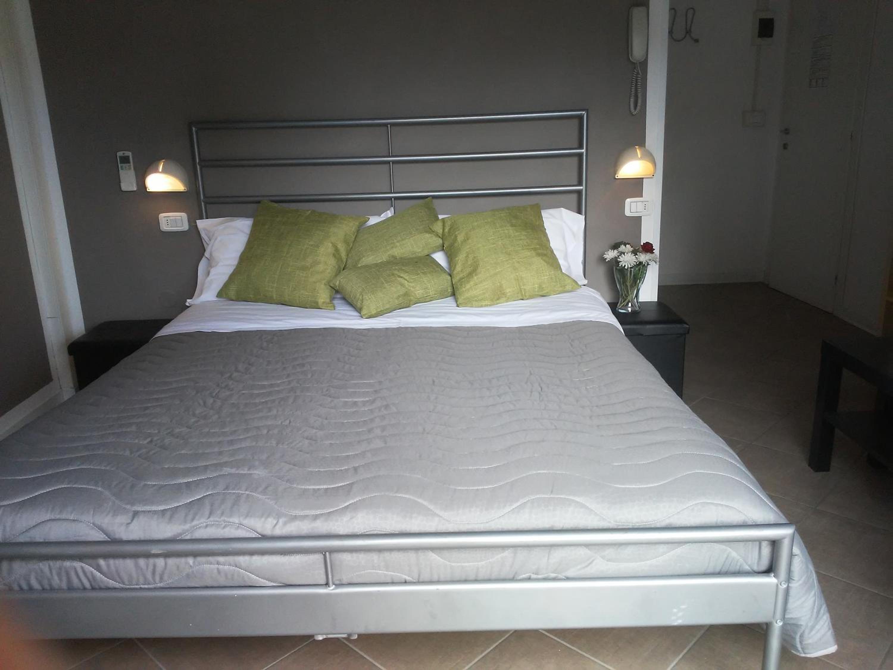 Double Room - Photo 7