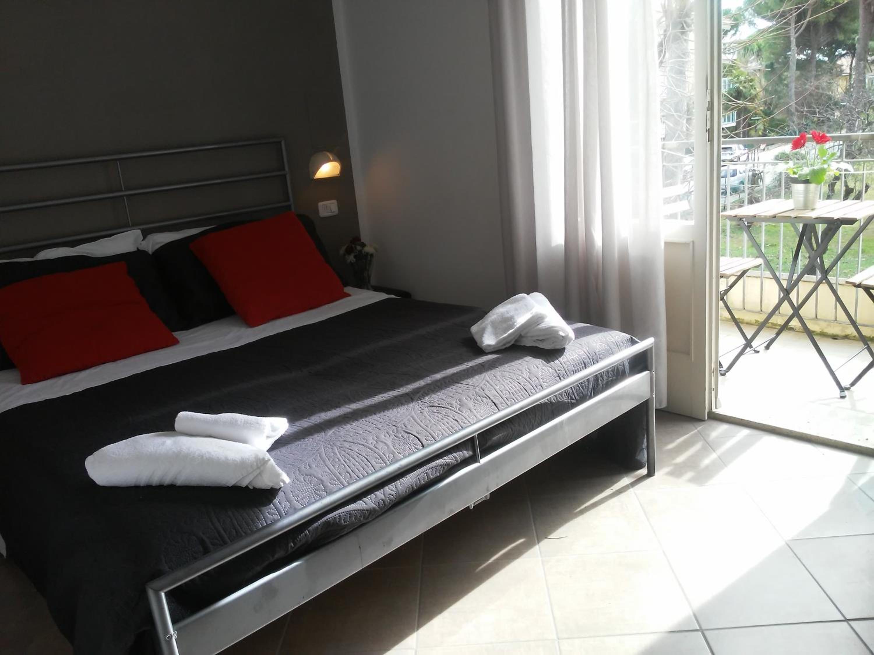 Double Room - Photo 8