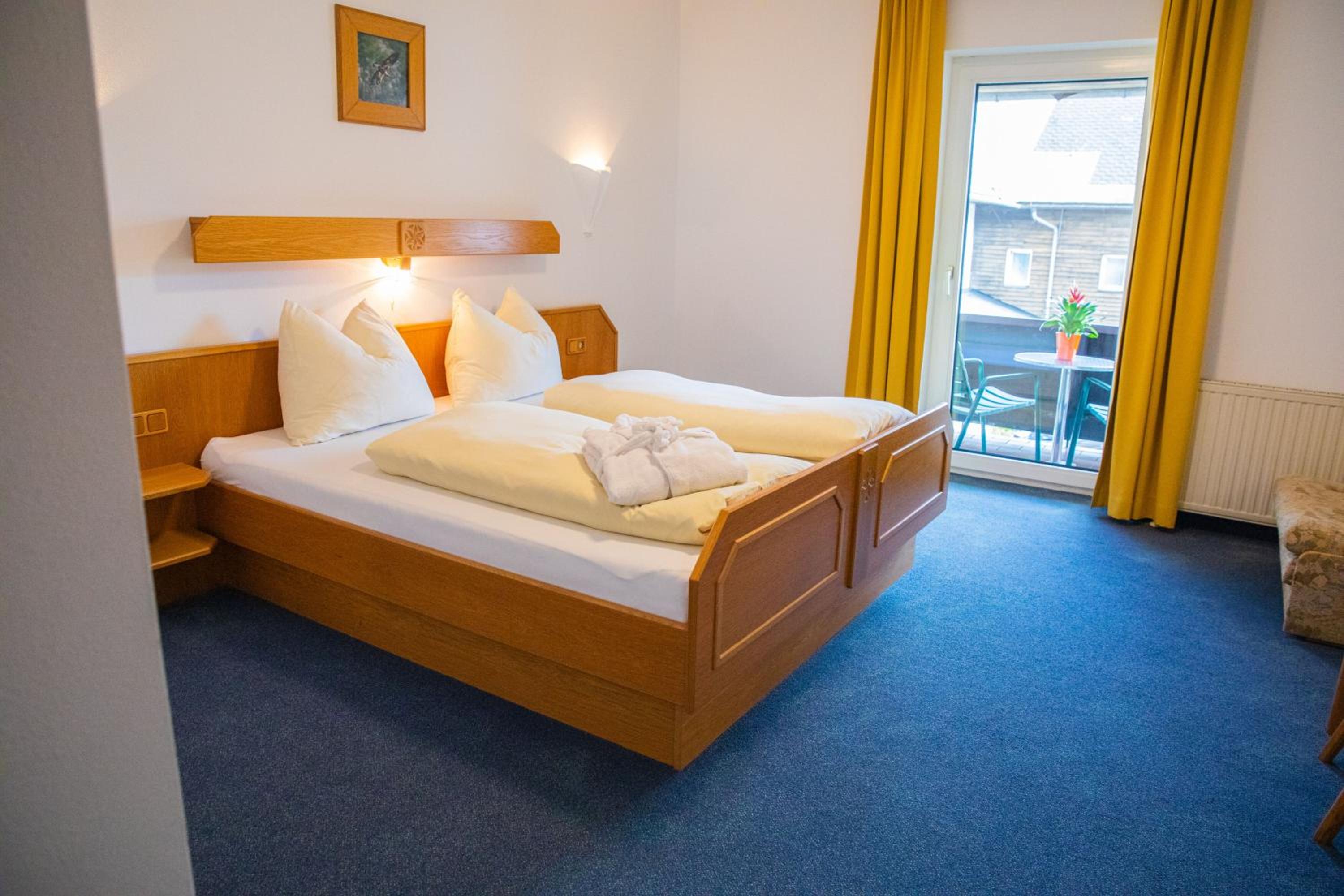 Double Room with Balcony (2 Adults + 1 Child) photo 1