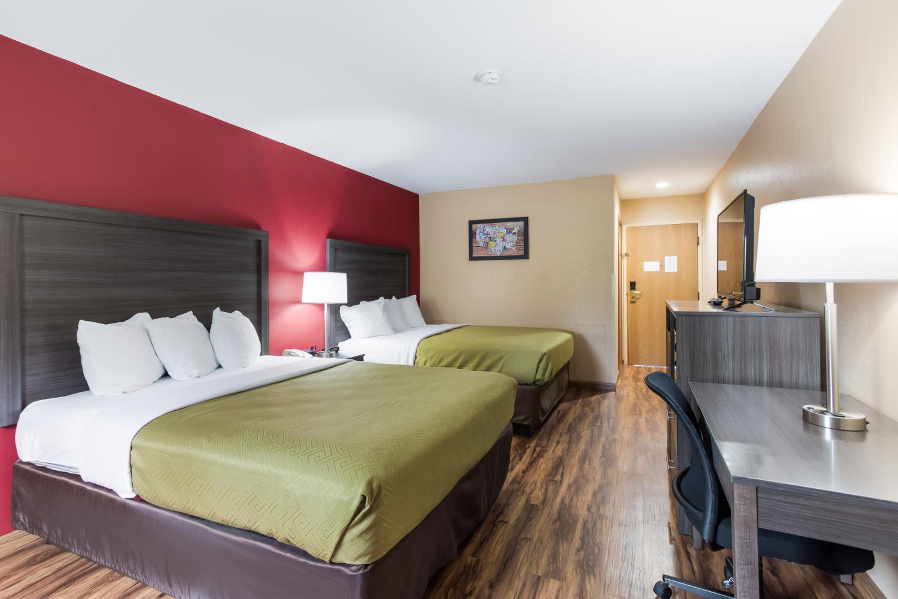 Queen Room with Two Queen Beds - Non-Smoking - Photo 3