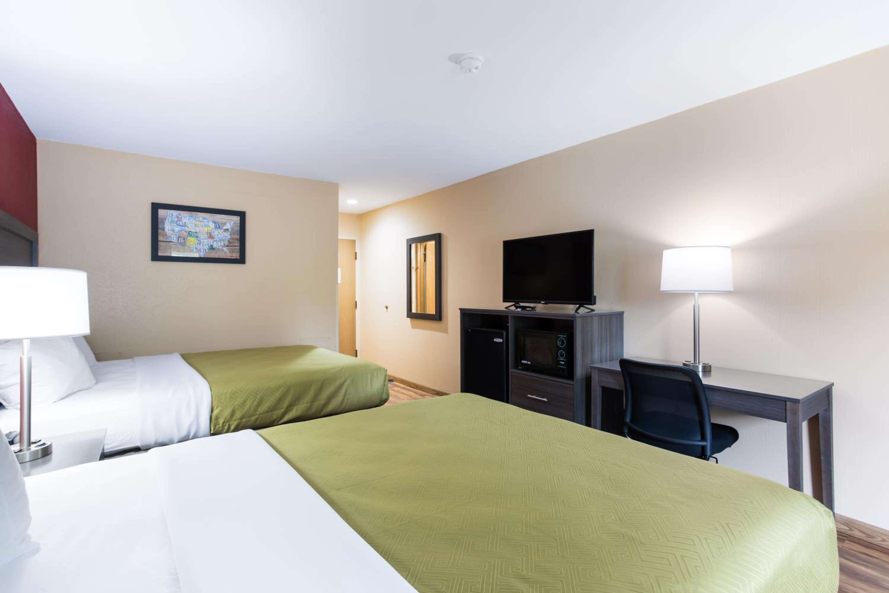 Queen Room with Two Queen Beds - Non-Smoking - Photo 2