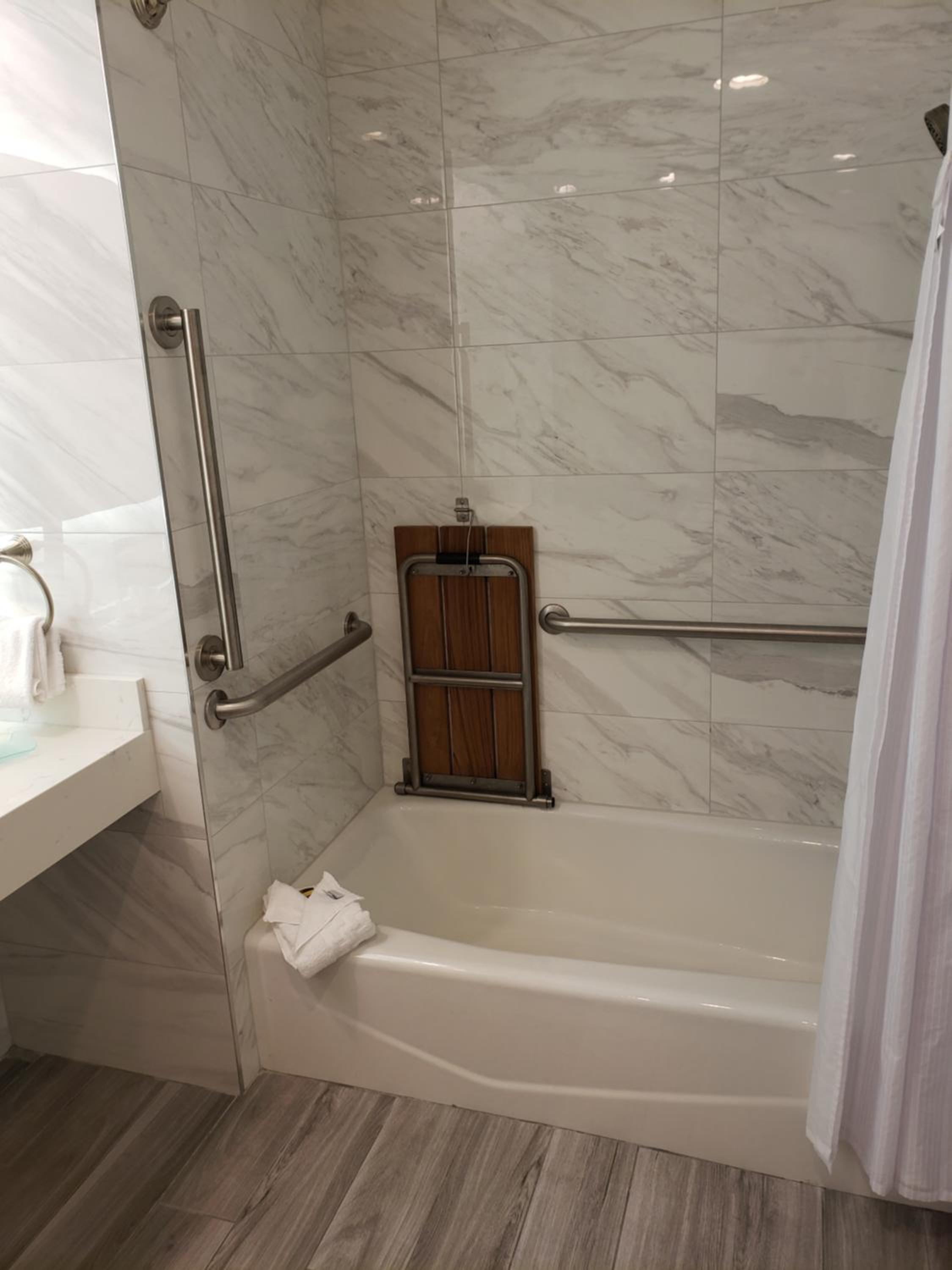 Queen Room with Two Queen Beds and Bath Tub - Disability Access/Non-Smoking thumbnail 6