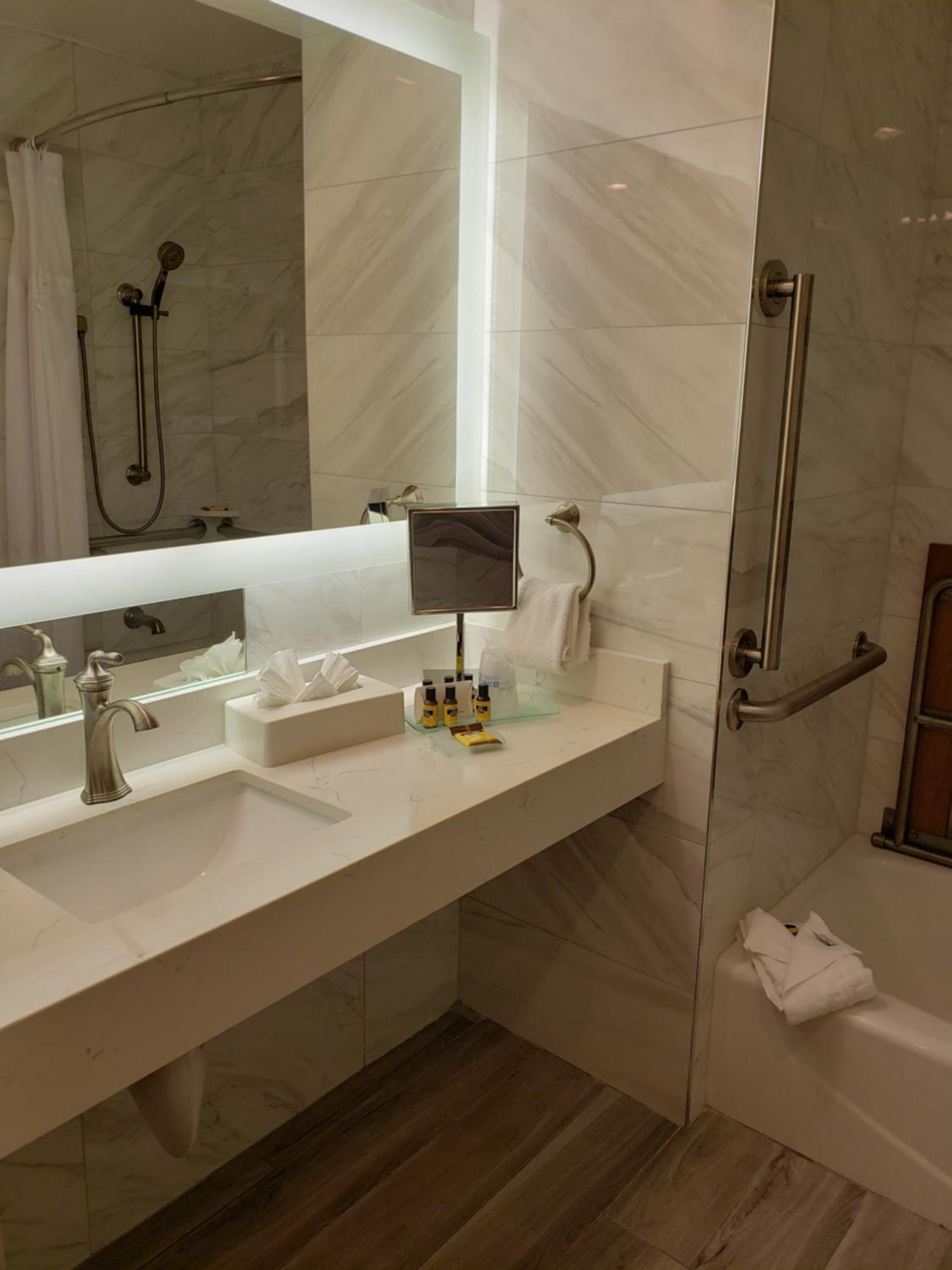 Queen Room with Two Queen Beds and Bath Tub - Disability Access/Non-Smoking thumbnail 5