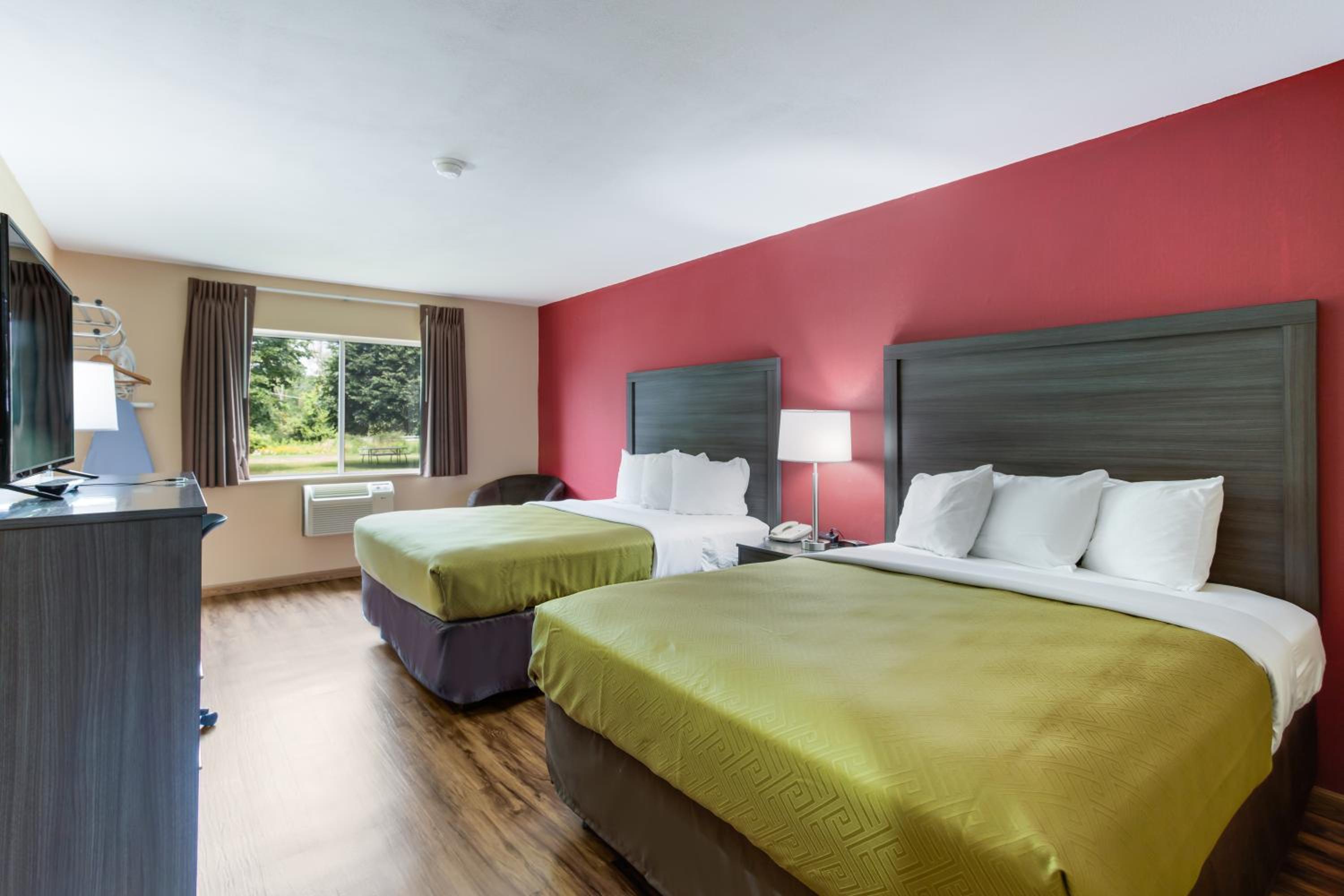 Queen Room with Two Queen Beds - Non-Smoking - Photo 4