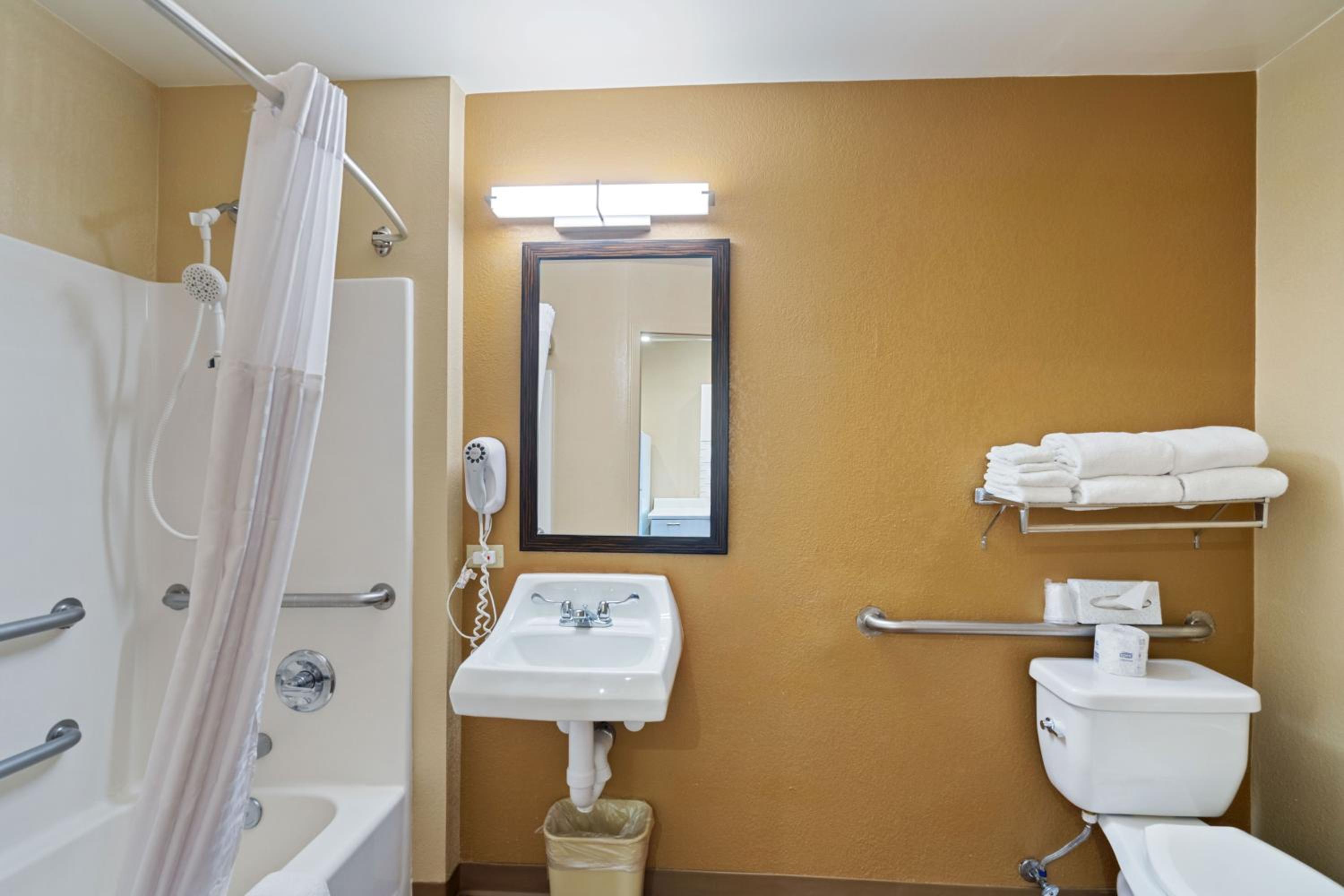 Queen studio with 1 Queen Bed - Disability Access/Non-Smoking - Photo 3