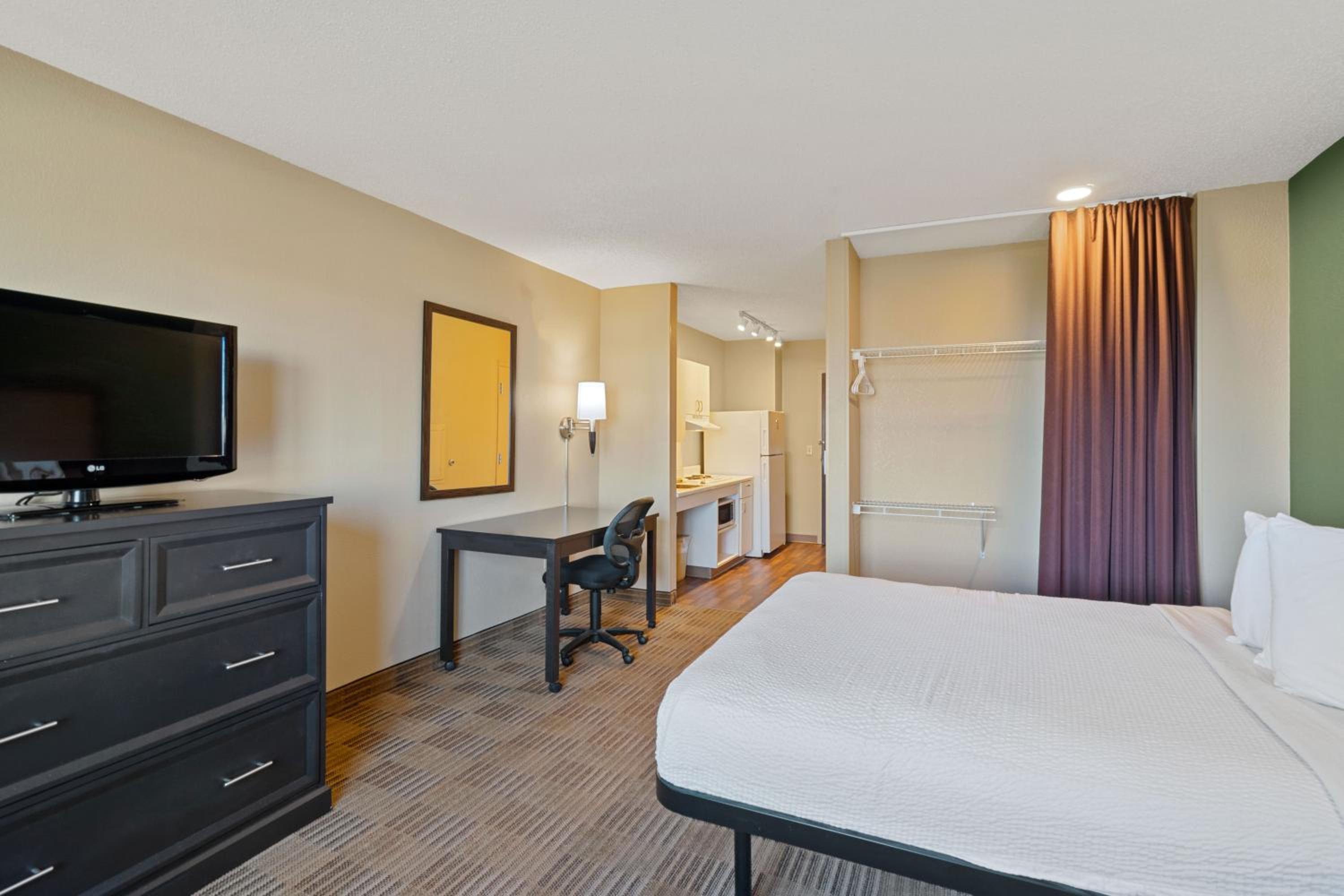 Queen studio with 1 Queen Bed - Disability Access/Non-Smoking - Photo 5
