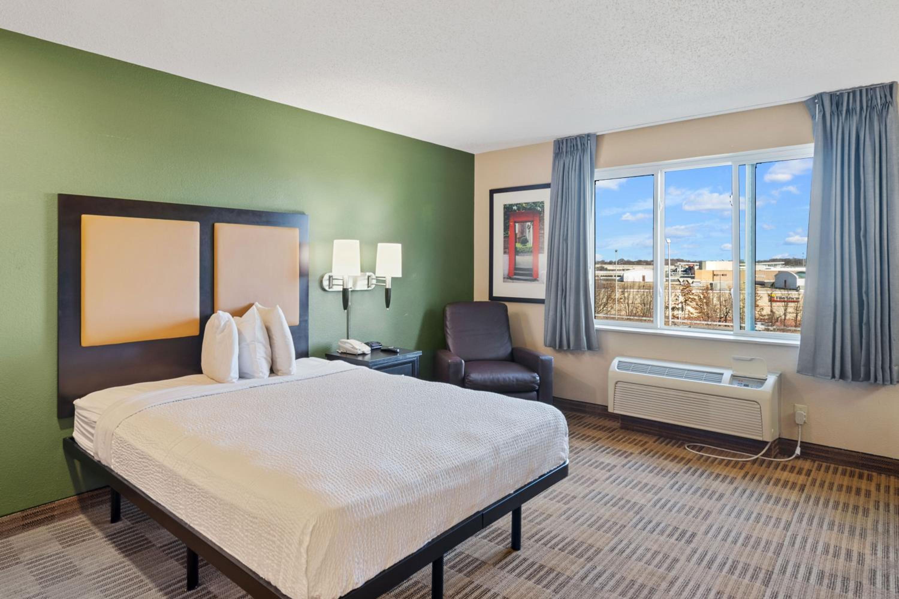 Queen studio with 1 Queen Bed - Disability Access/Non-Smoking - Photo 6
