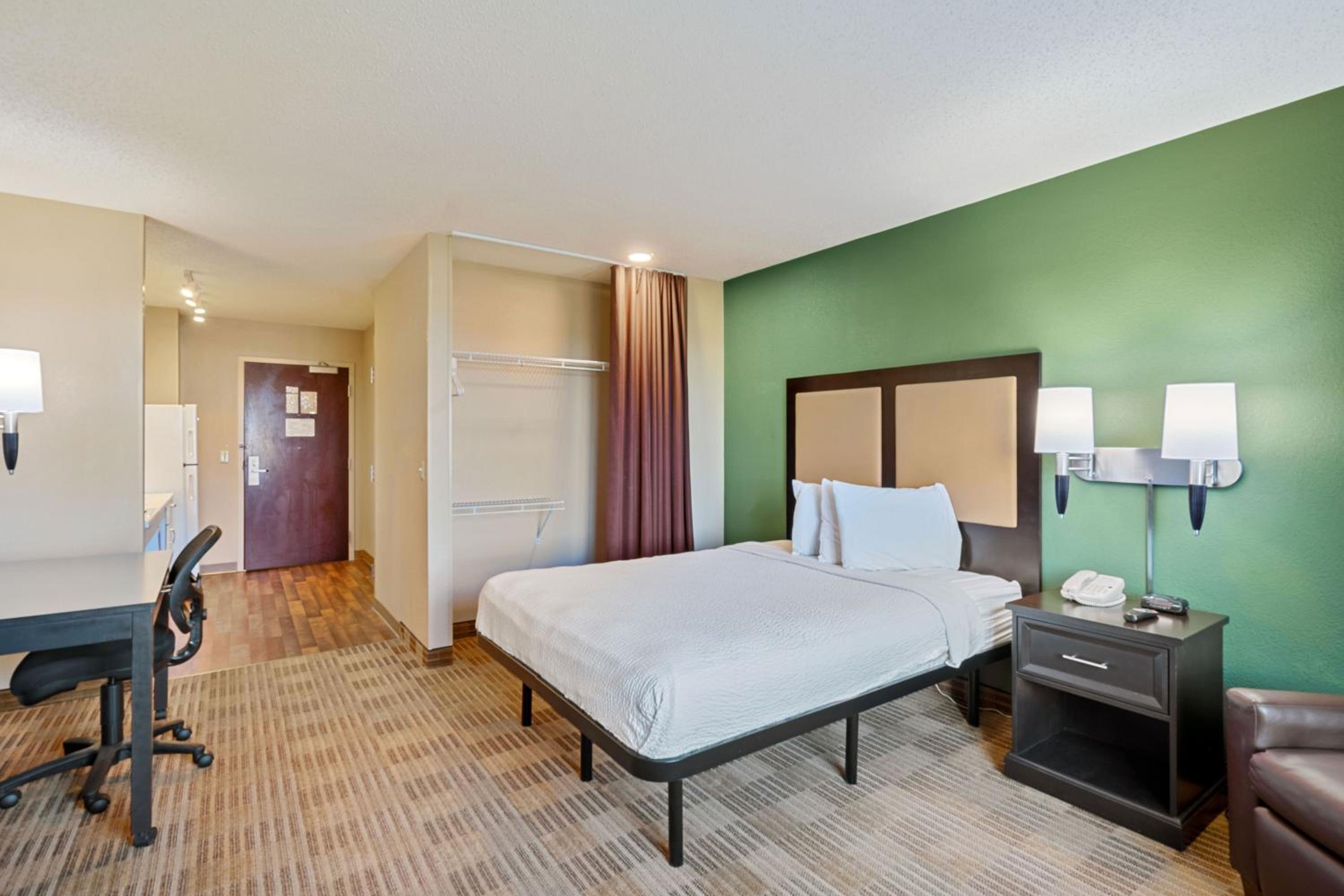Queen studio with 1 Queen Bed - Disability Access/Non-Smoking - Photo 8