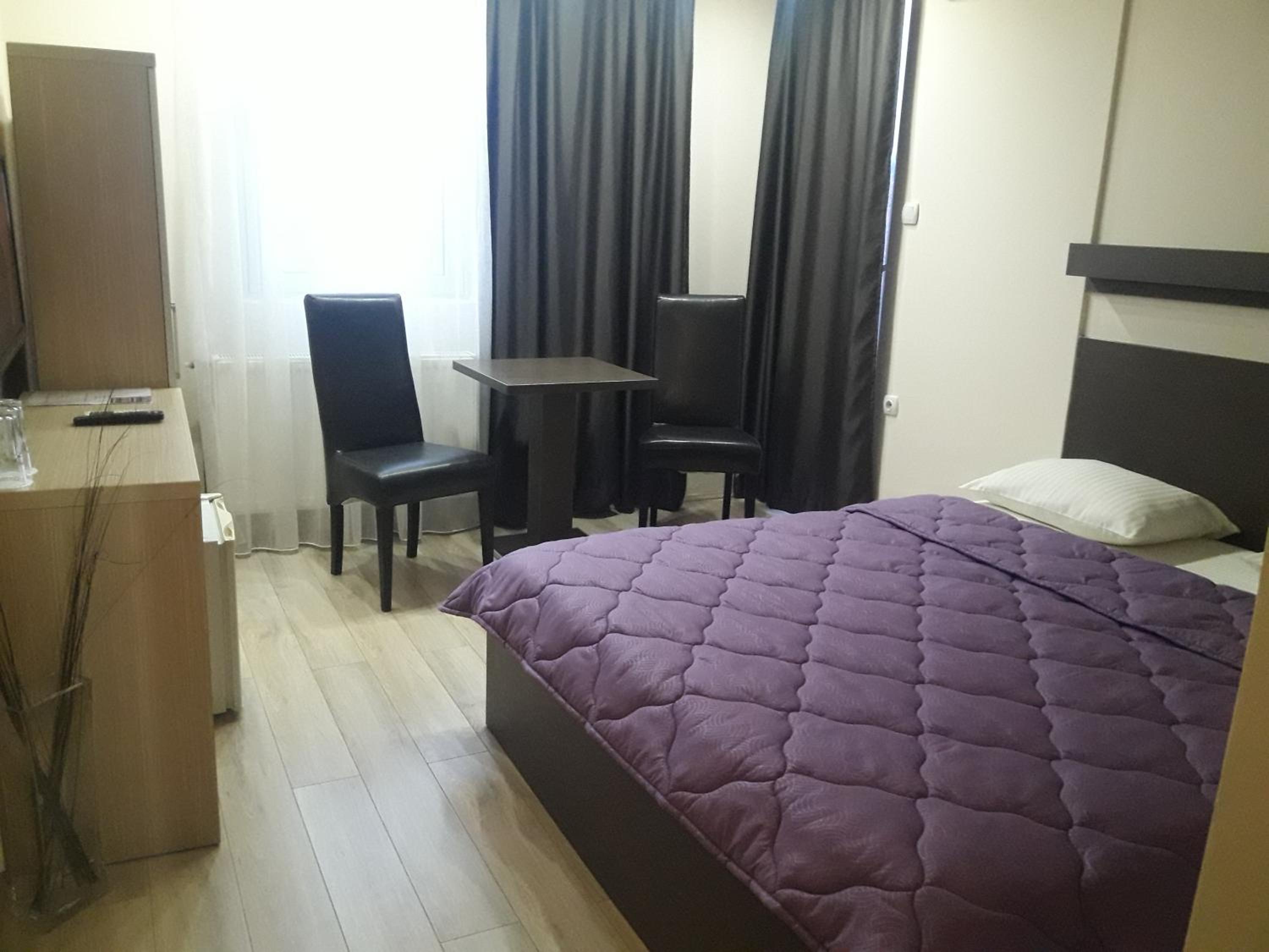Double Room - Photo 9