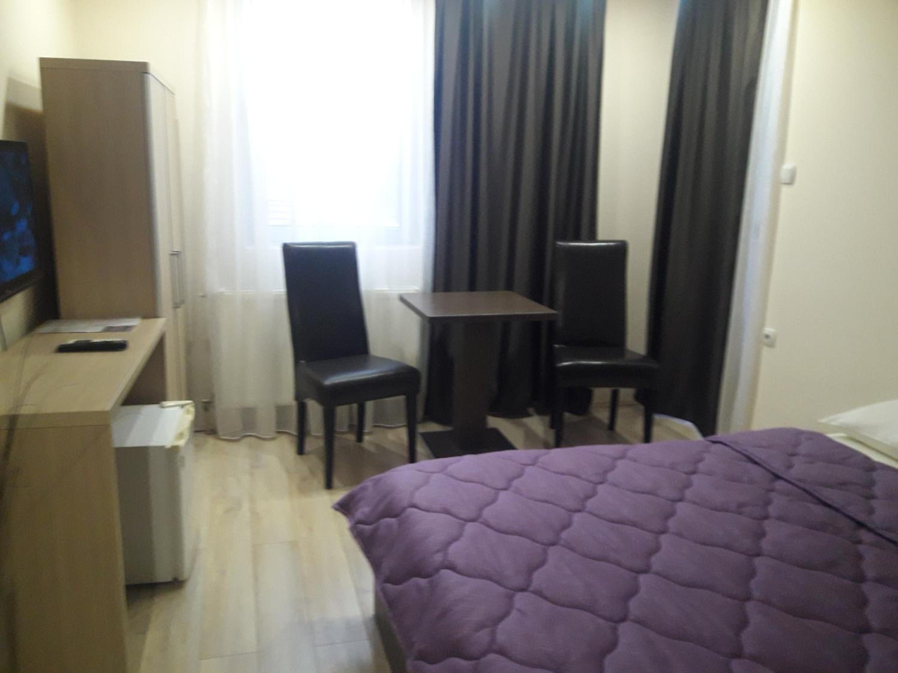 Double Room - Photo 12