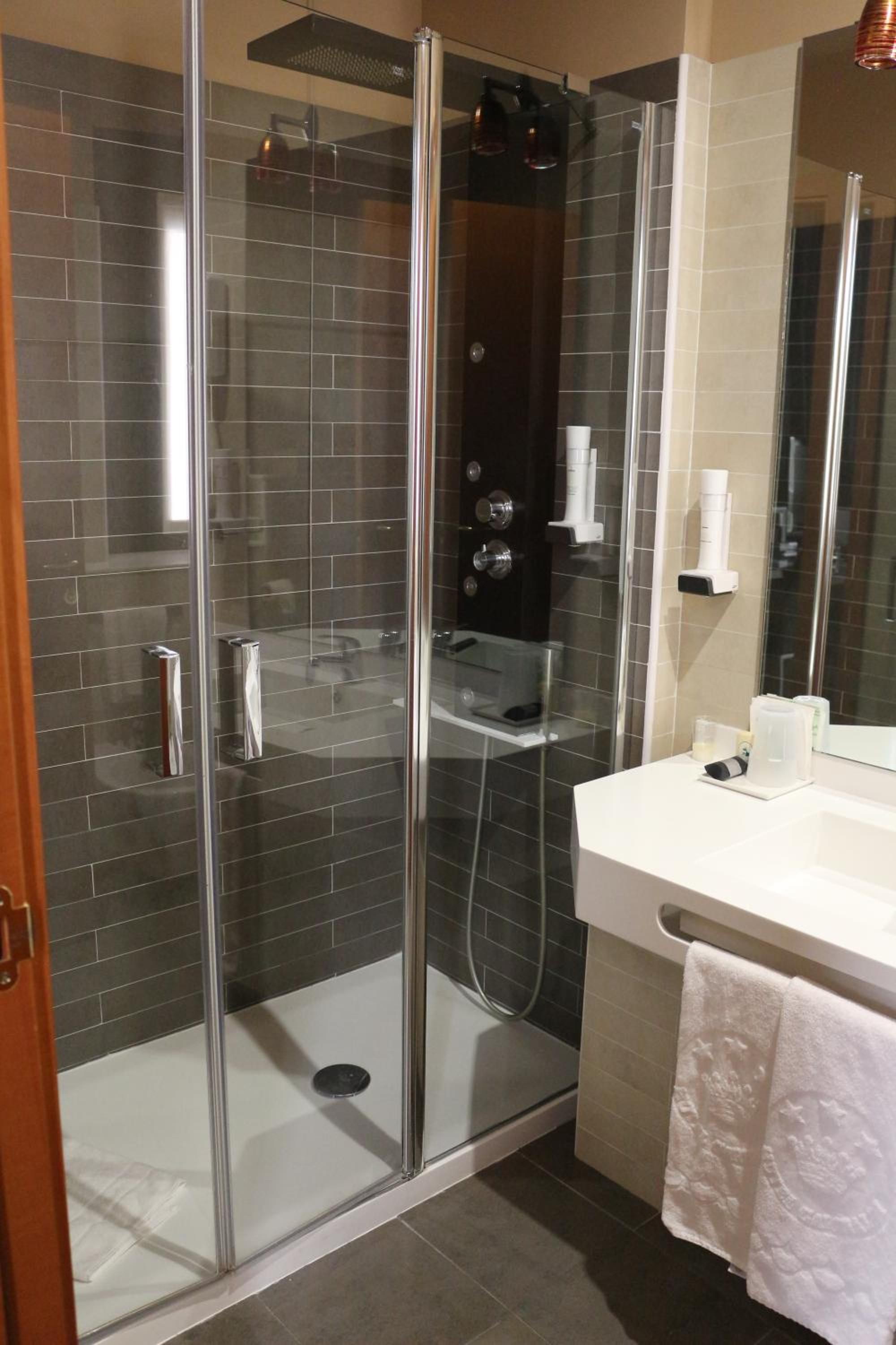 Deluxe Double or Twin Room - Photo 4