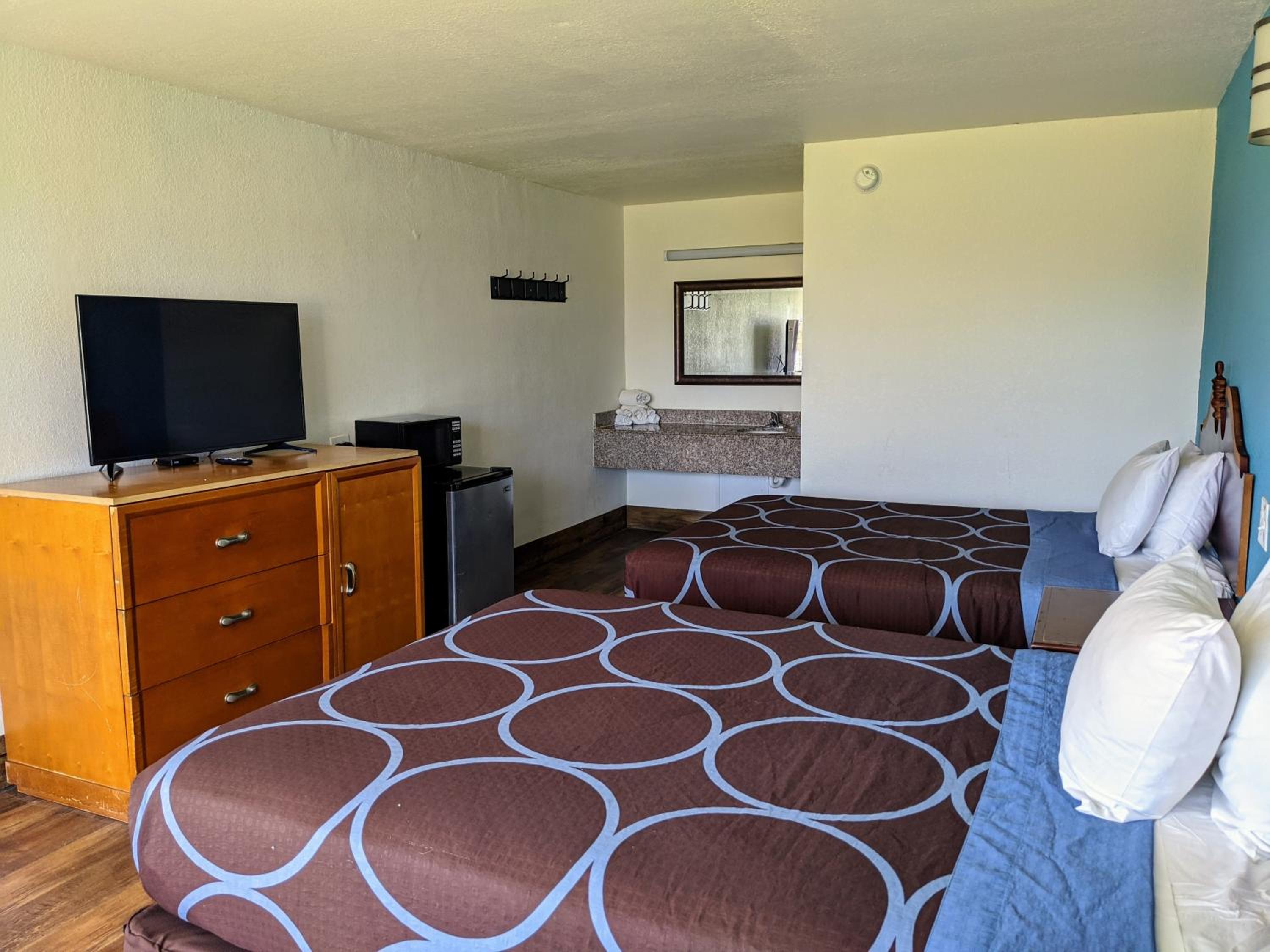Queen Room with Two Queen Beds - Smoking
